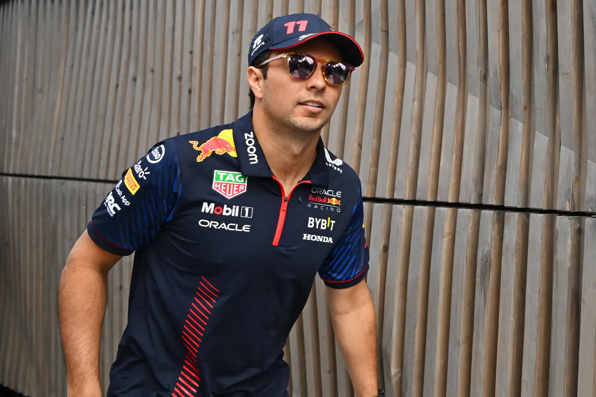 Pérez crasht en beschadigt verbeterde RB19 onmiddellijk