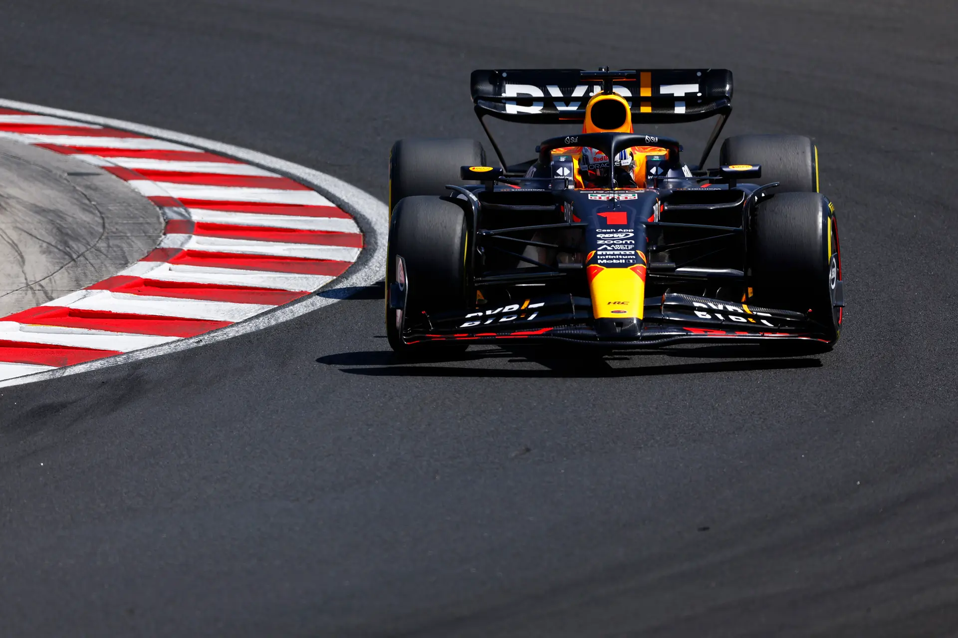 Channel 4-verslaggeefster komt superlatieven tekort voor Verstappen: 'Auto bijna verlengde van zijn lichaam'