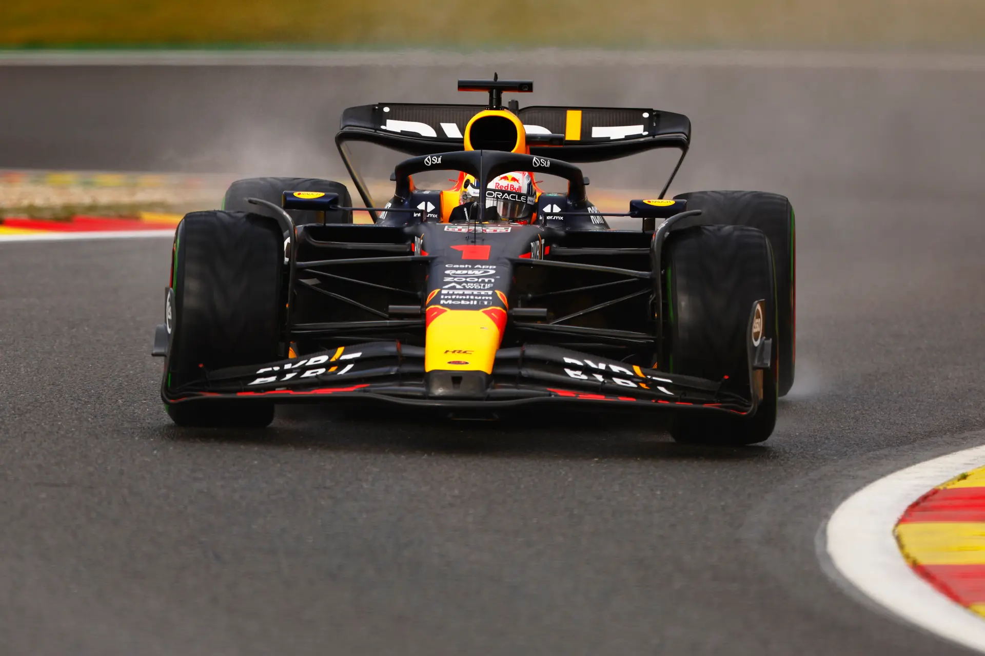 Boordradio's sprintdag | Verstappen aangespoord: 'We moeten vaart maken'