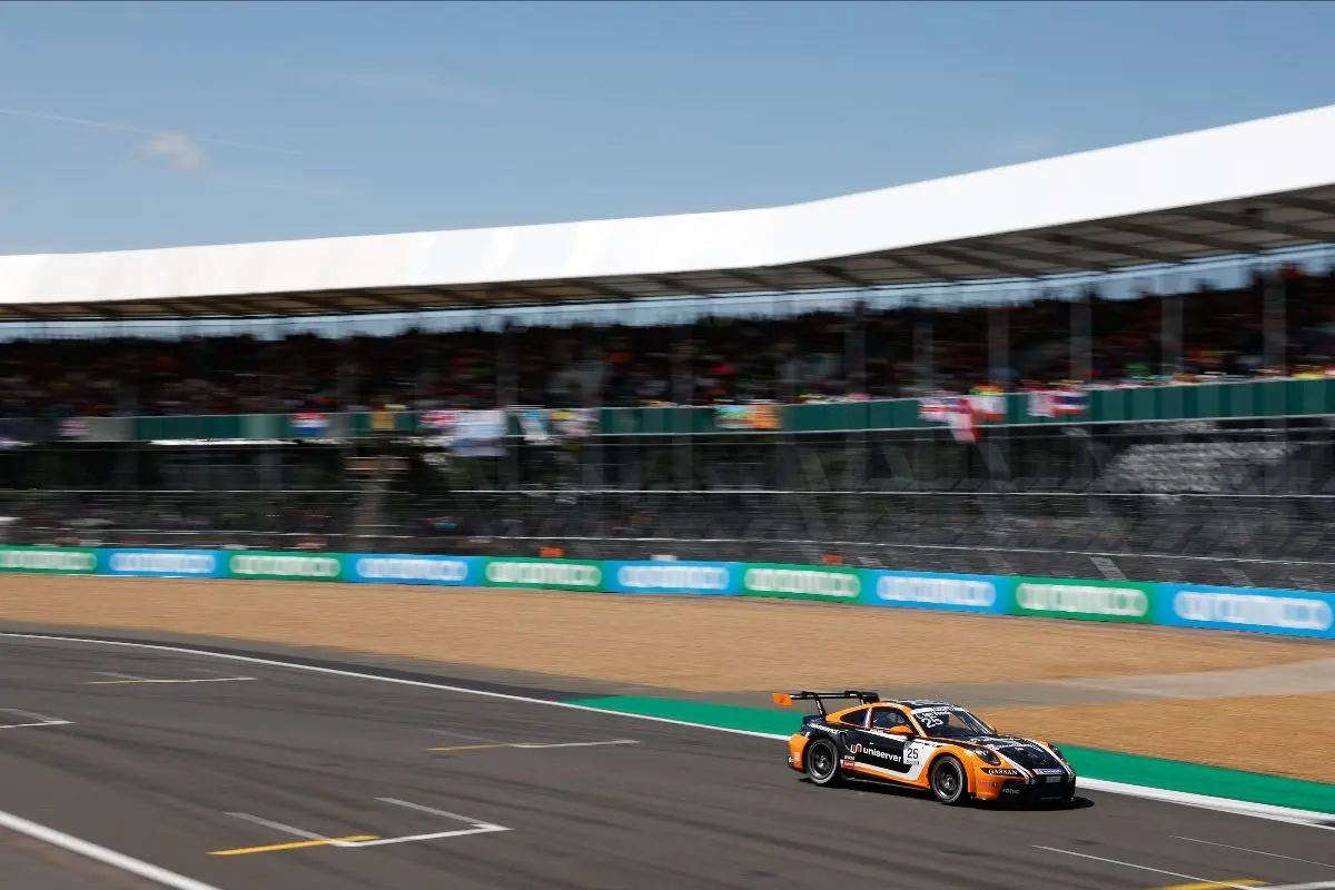 Porsche Supercup GP Groot-Brittannië | De Haan (17) verricht heldendaad bij debuut, Ten Voorde zonder punten naar huis