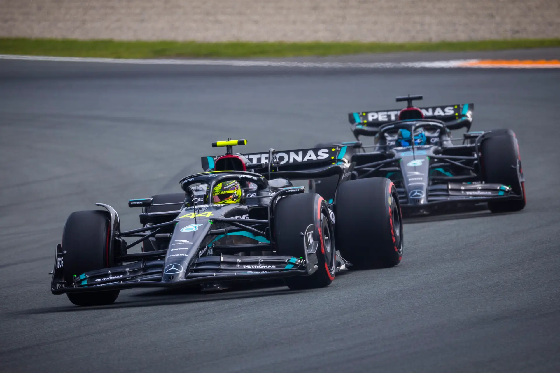 Hamilton reageert op contractverlenging: 'Jullie zitten nog wat langer aan me vast!'