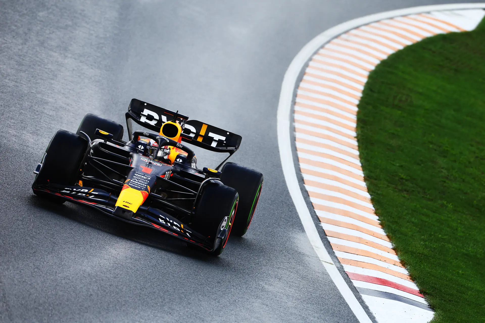 Verstappen noemt Bakoe als doorslaggevende race: 'Heb daar veel geëxperimenteerd met de afstellingen'