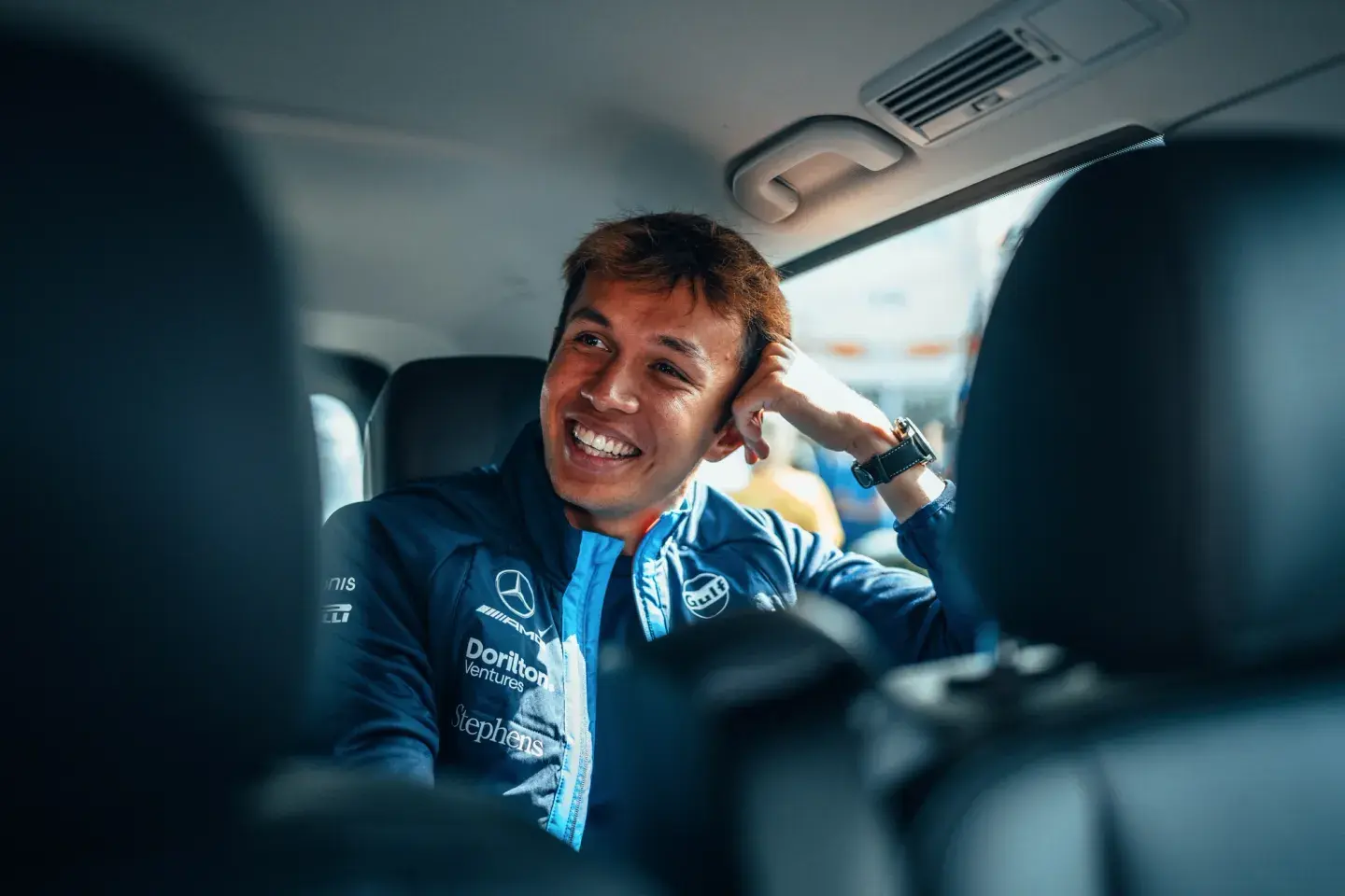 Albon onderhandelde met Marko over eerste F1-contract: 'Hij vroeg hoeveel ik bij Mercedes verdiende'