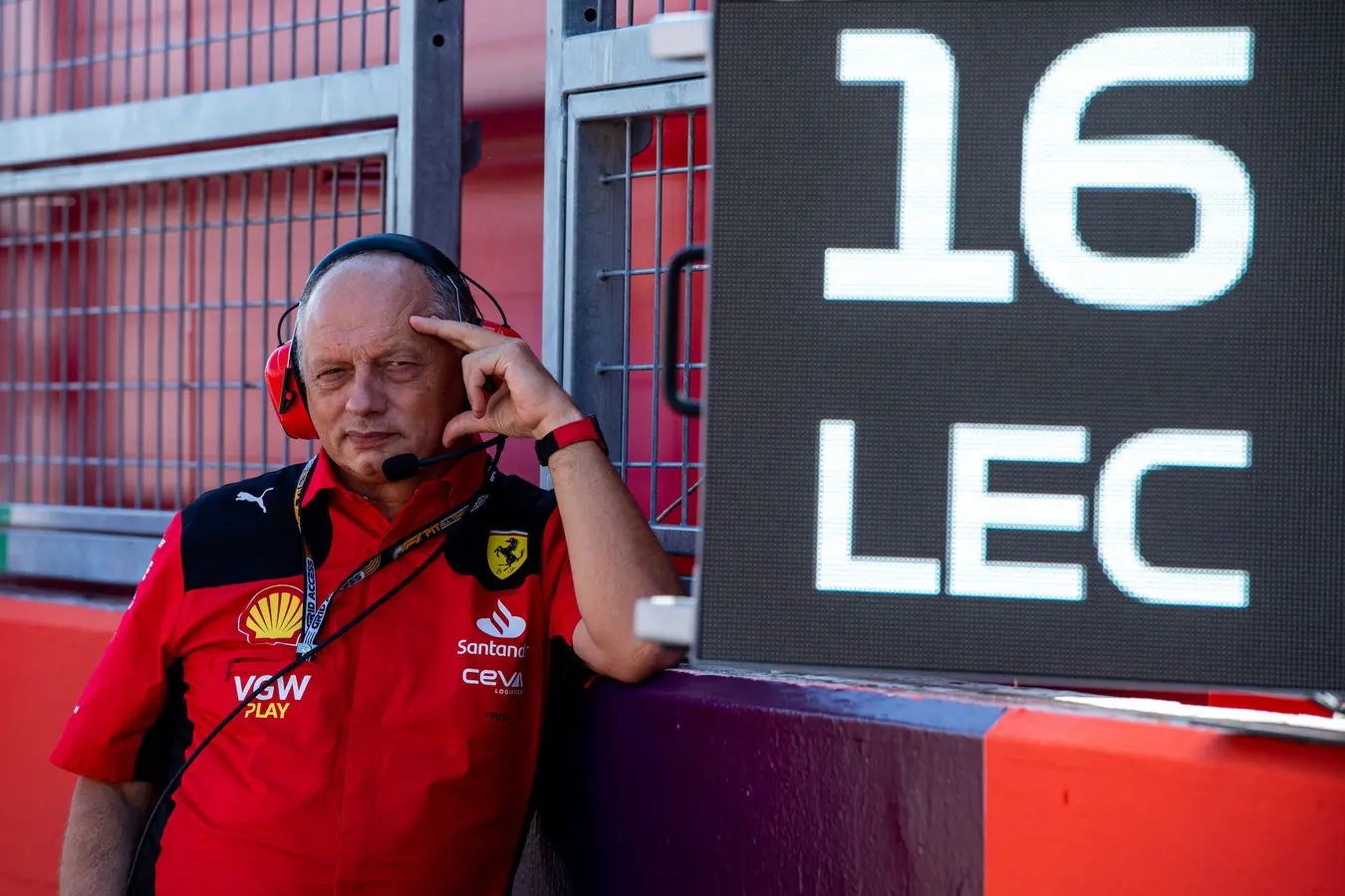 Vasseur hoopt meer druk te kunnen zetten op Verstappen: 'Hij maakt dan meer fouten'