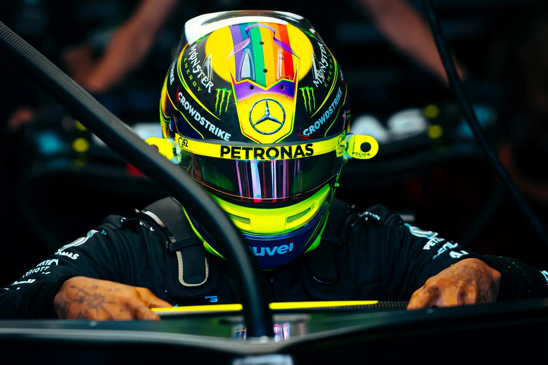 Hamilton baalt na 'shitkwalificatie' en steekt hand in eigen boezem: 'Een verschrikkelijke sessie'