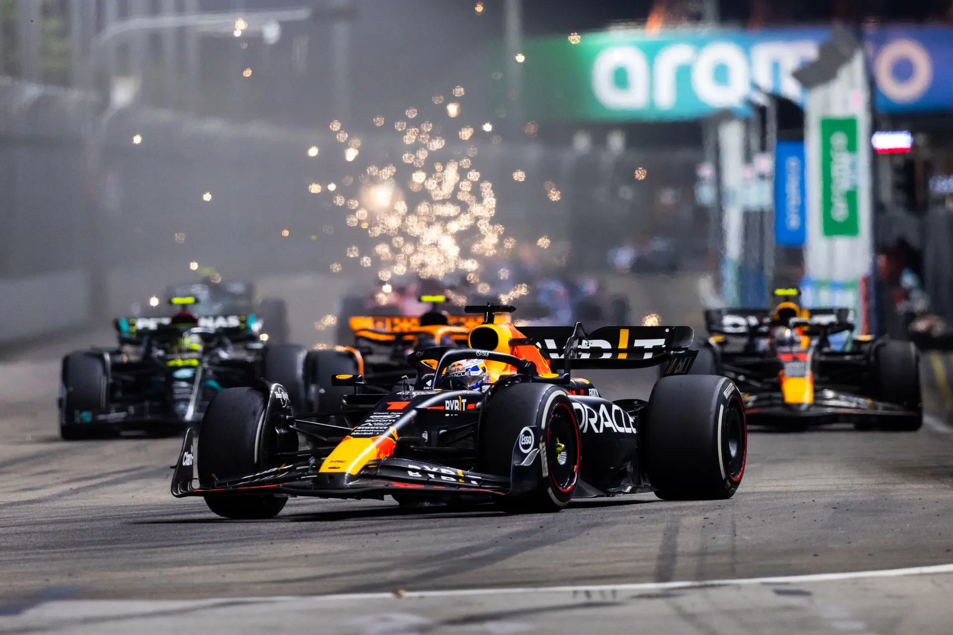 Safetycar desastreus voor Verstappen, maar strijd om zege onmogelijk door snelheid Mercedes
