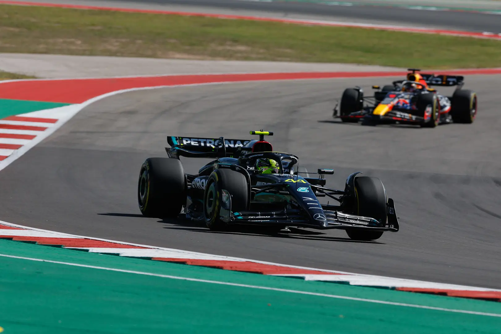 Oud-coureur over gesprekken Hamilton en Red Bull: 'Zou me verbazen als hij het gesprek niet aanging'