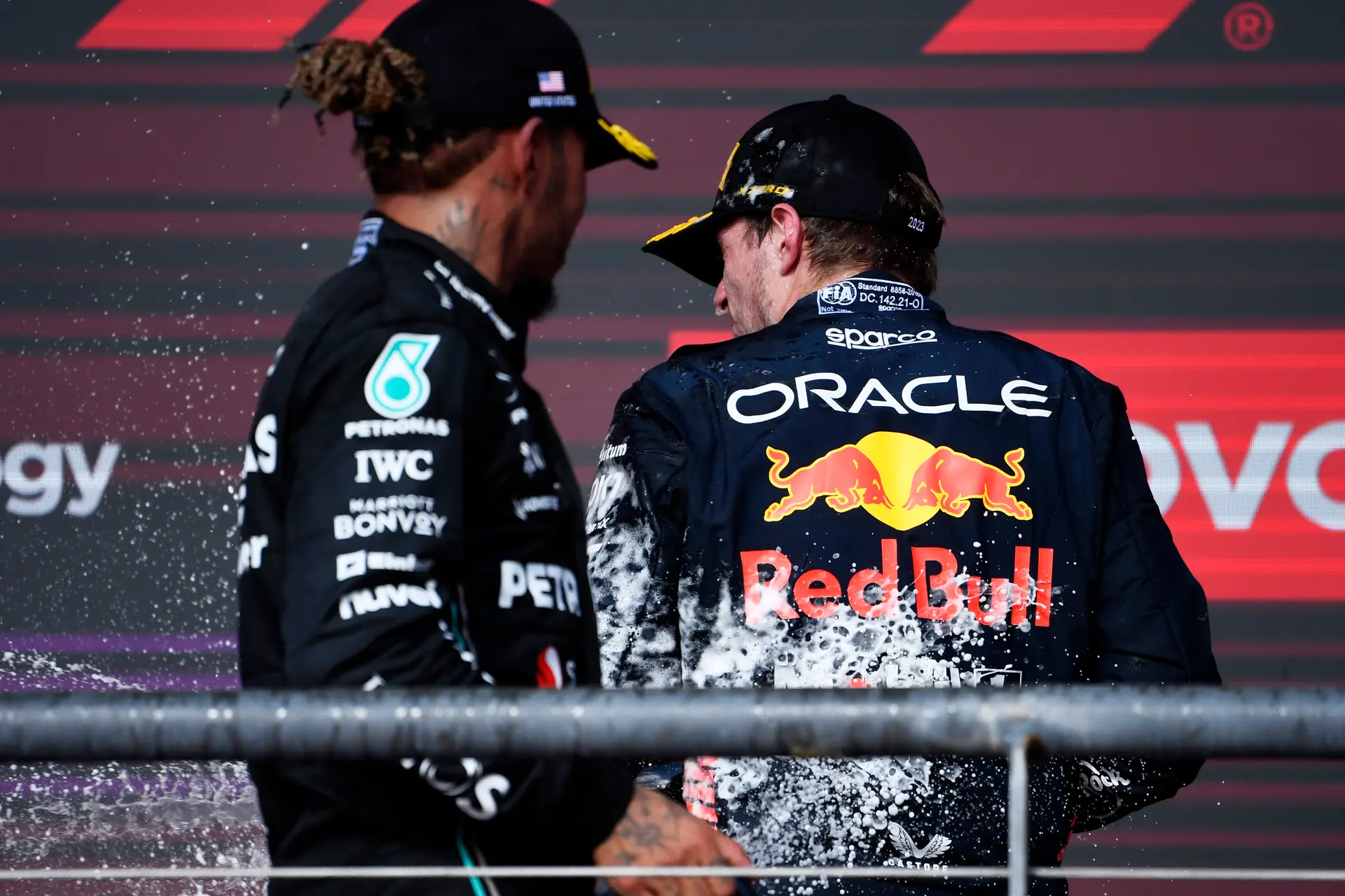 Hamilton ziet updates werken: 'Maar Red Bull zit gewoon te chillen met wat ze hebben!'
