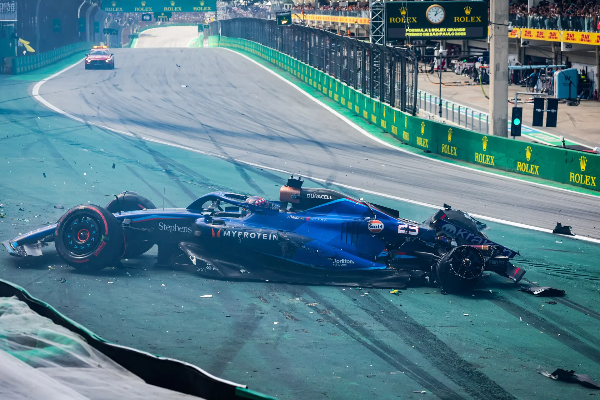 Brokkenpiloten | Chaos bij start zorgt voor miljoenenrekening, oud zeer bij Alonso en Ocon kost ook een miljoen
