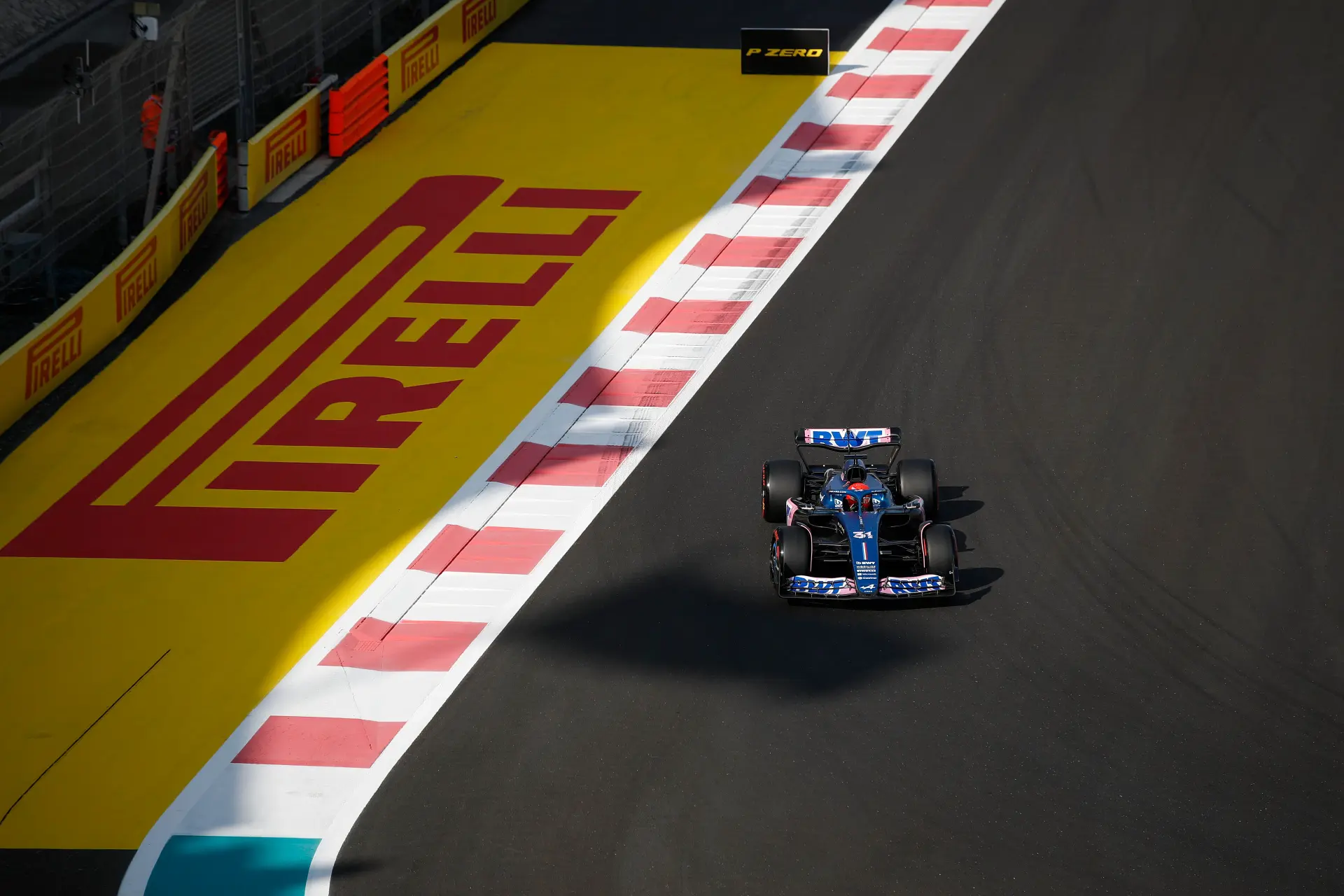 Ocon imponeert in bandentest Abu Dhabi, drama voor Russell bij afwezigheid Verstappen