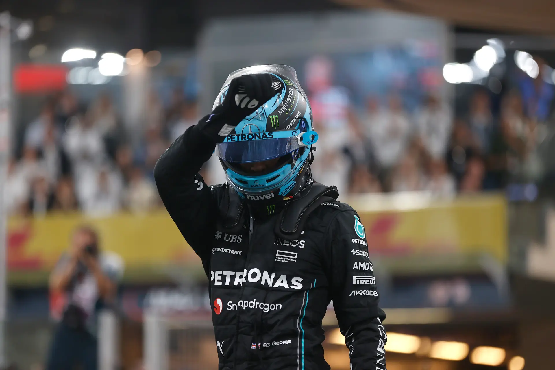 Russell vindt zichzelf 'op het niveau van Hamilton rijden', maar 'wil er liever voor staan'