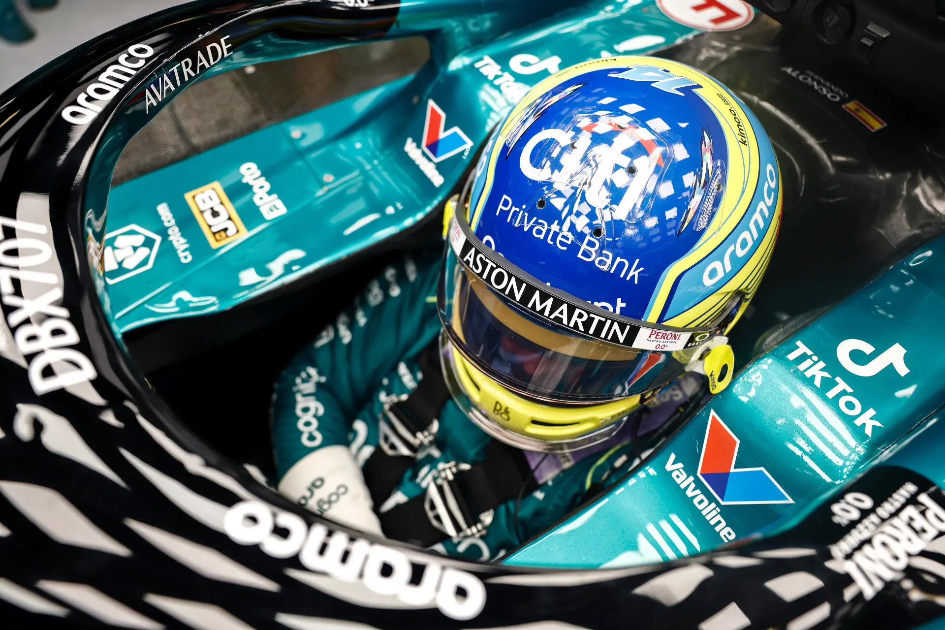 Alonso biedt excuses aan aan fans in Abu Dhabi: 'Ze hebben niet eens actie gezien'