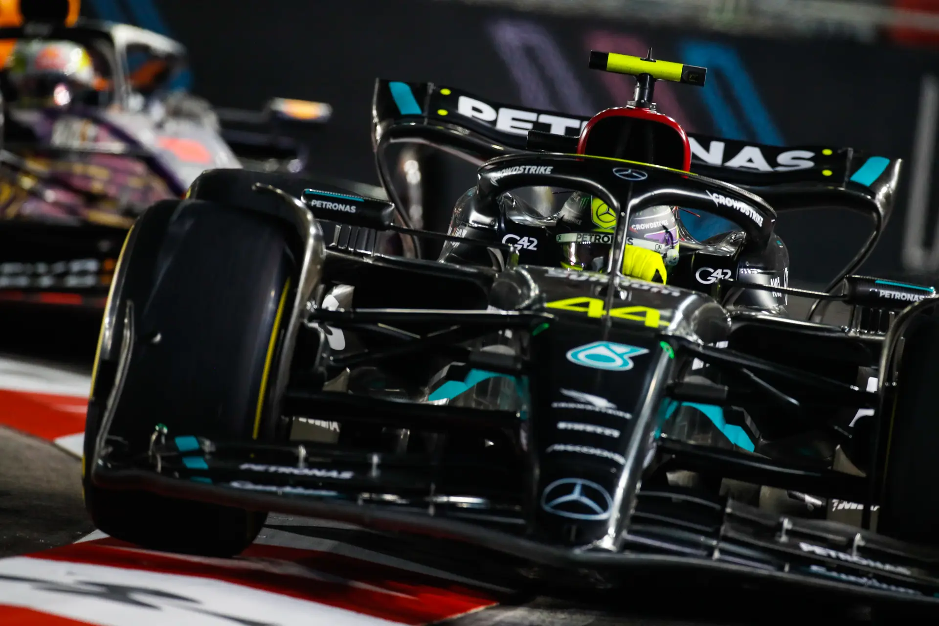 Hamilton na nieuwe misser: 'Er is iets fout met mijn auto'