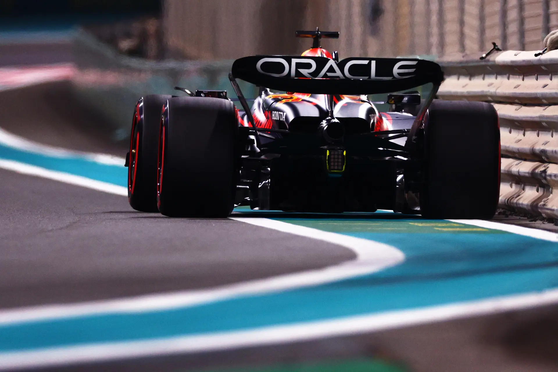 Verstappen ongenaakbaar naar dominante zege, Pérez verliest podium na straf