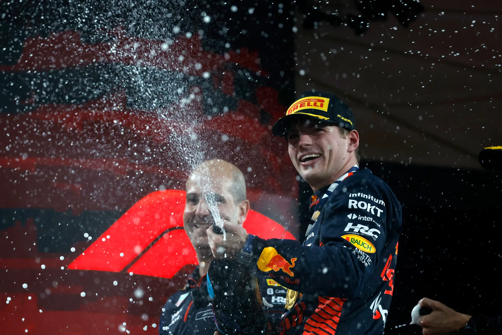 Verstappen: 'Denk dat het mooi is als er meerdere teams echt meedoen voor de overwinningen'