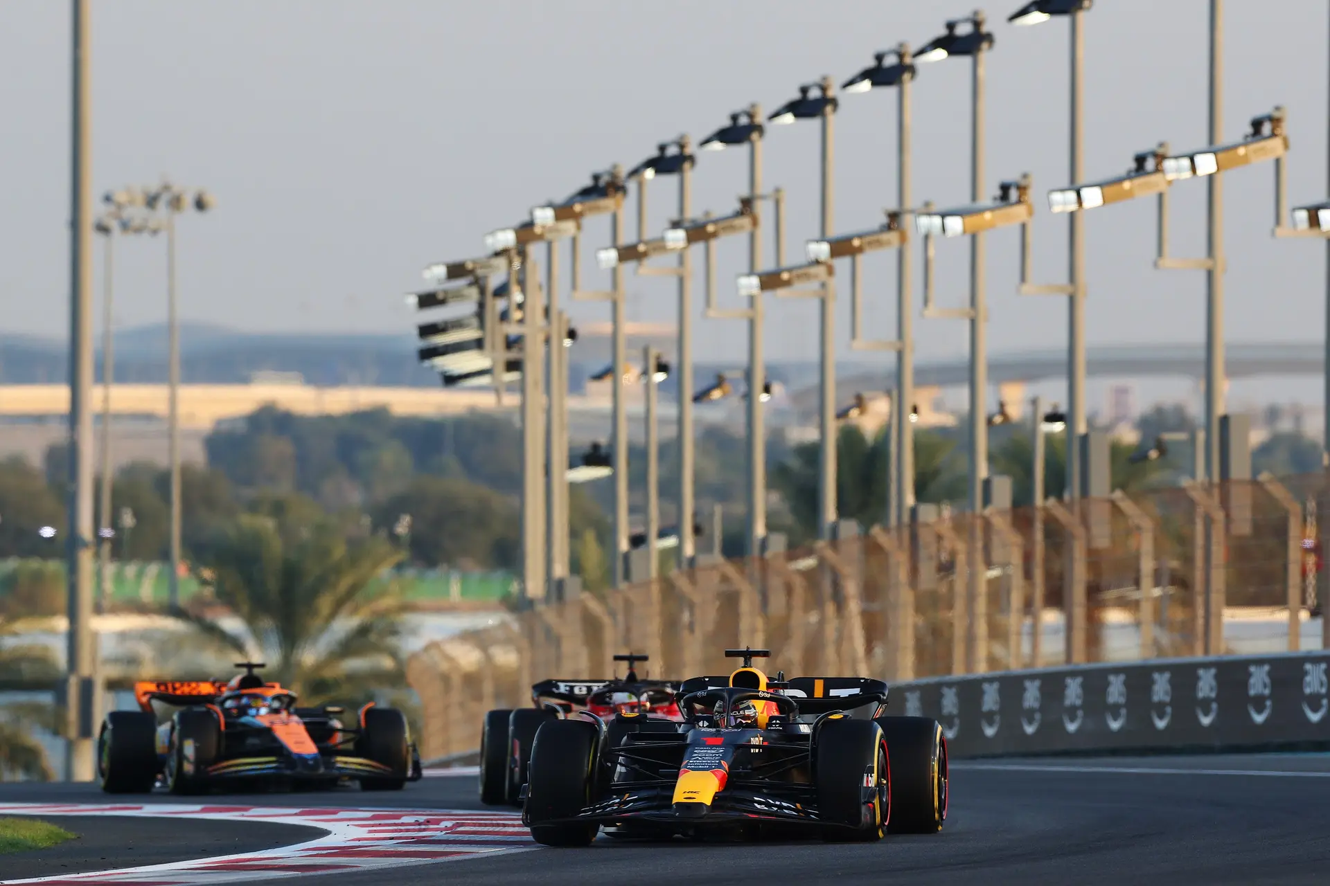 Horner rekent op sterk Ferrari in 2024: 'Daar komt een bepaald soort druk bij kijken'