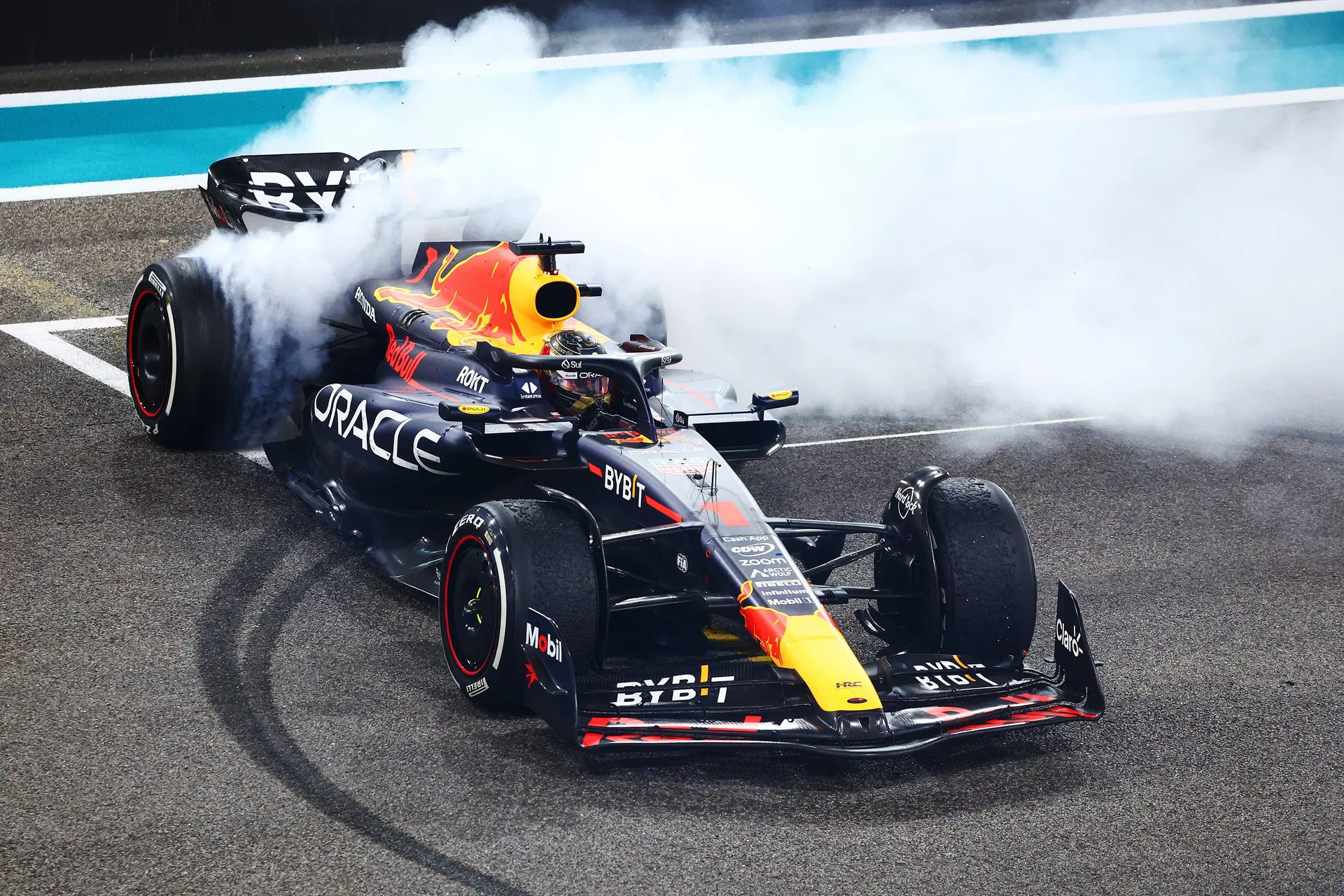 Oud-teambaas vindt Verstappen 'uitzonderlijk': 'Wordt in dit team wel in de watten gelegd'