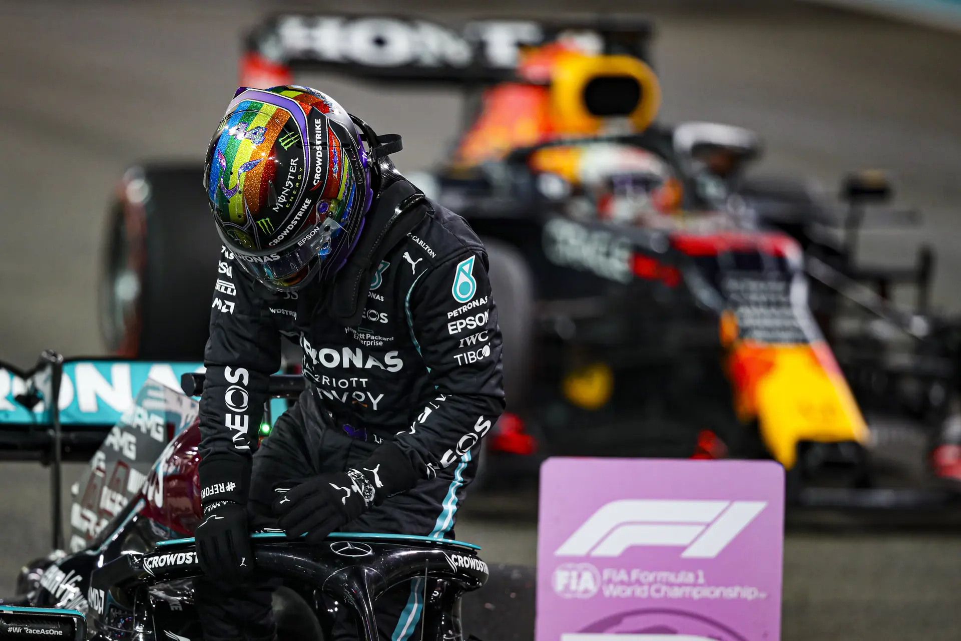 Windsor snapt waarom Hamilton loyaal blijft aan Mercedes:  'Red Bull heeft geen ruimte voor hem'