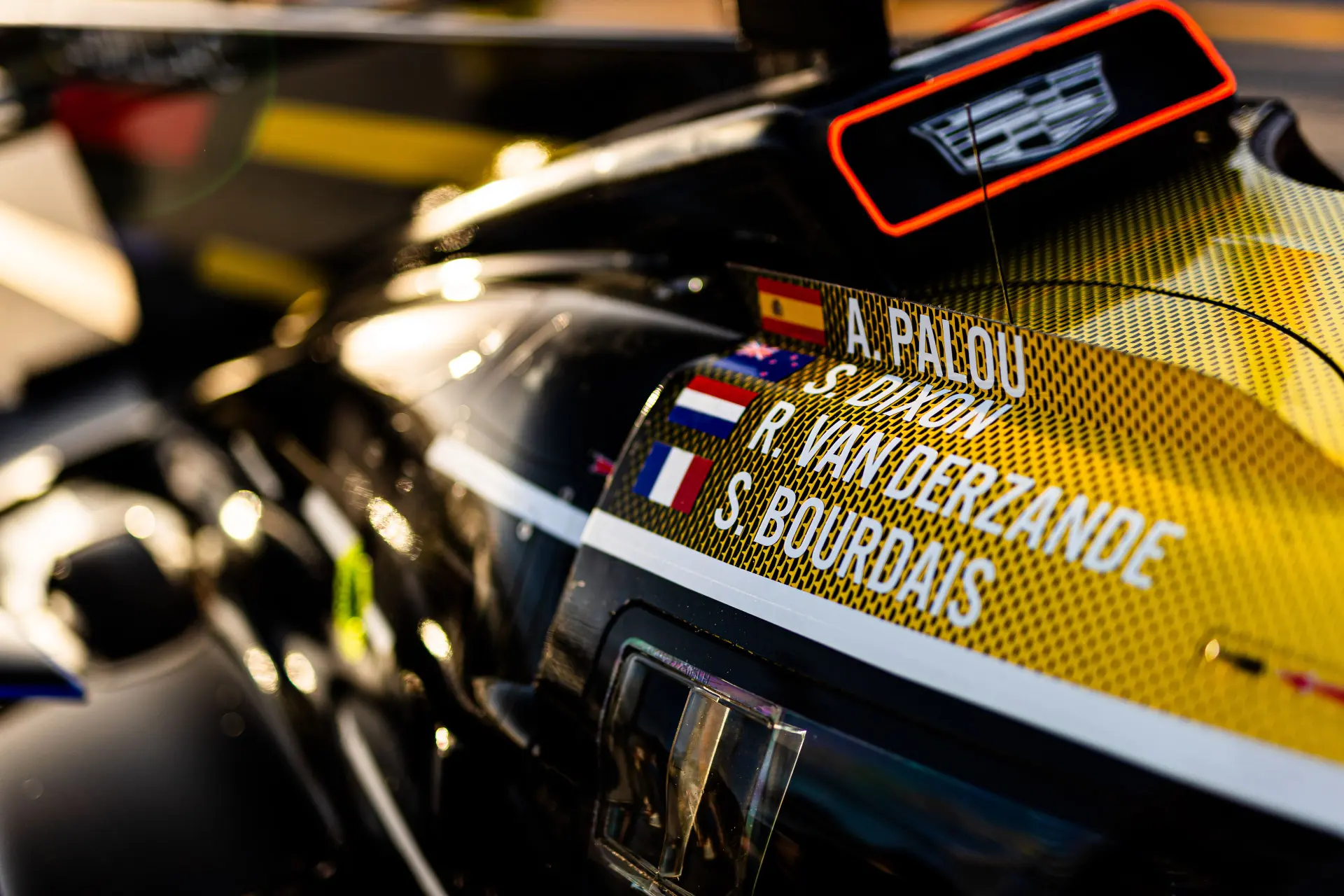 Van der Zande ziet zege in 24 uur Daytona in rook opgaan: 'Gewoon klote man, jezus'