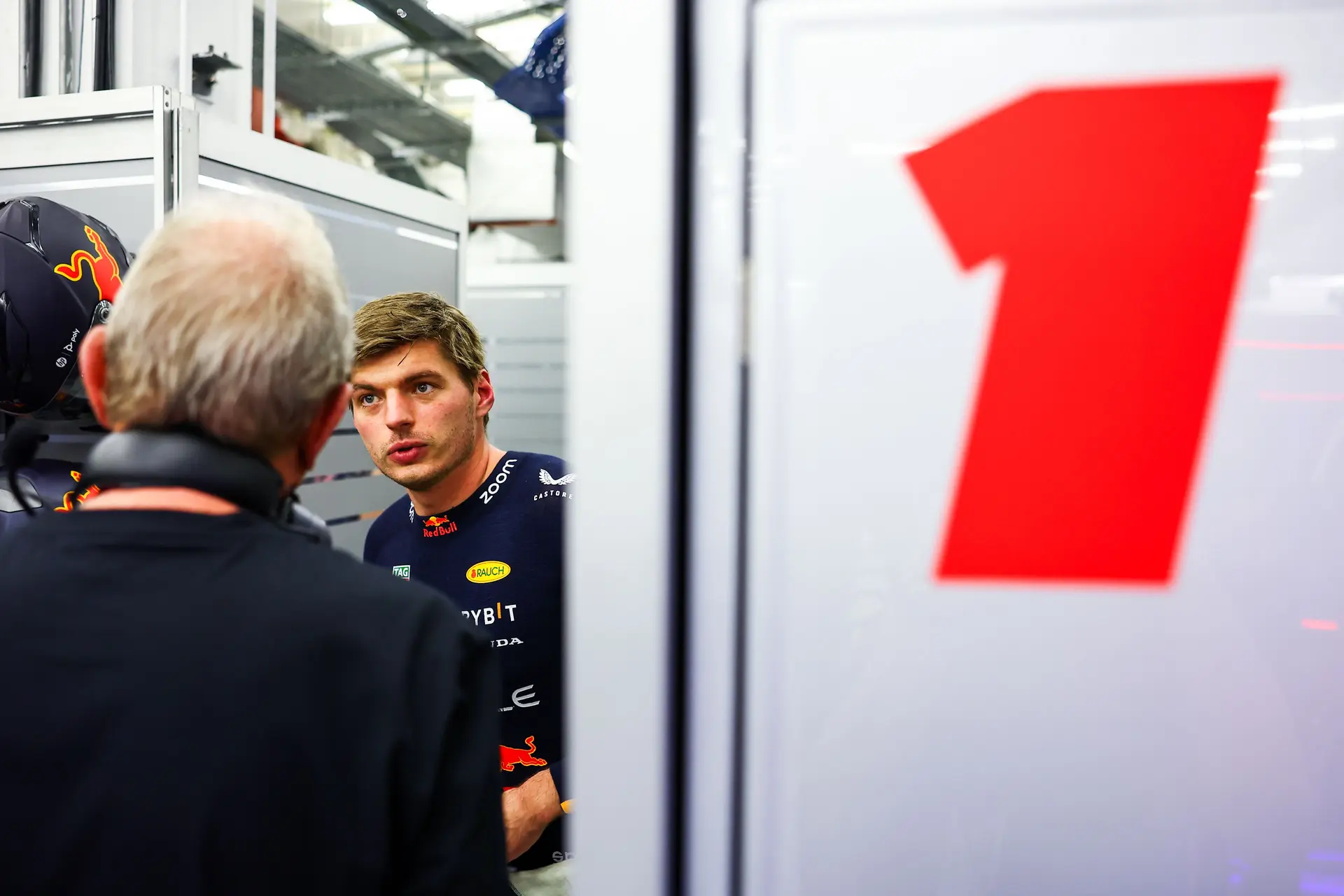 Verstappen vreest voor eigen toekomst: 'Als Marko vertrekt, beïnvloedt dat mijn situatie ook'