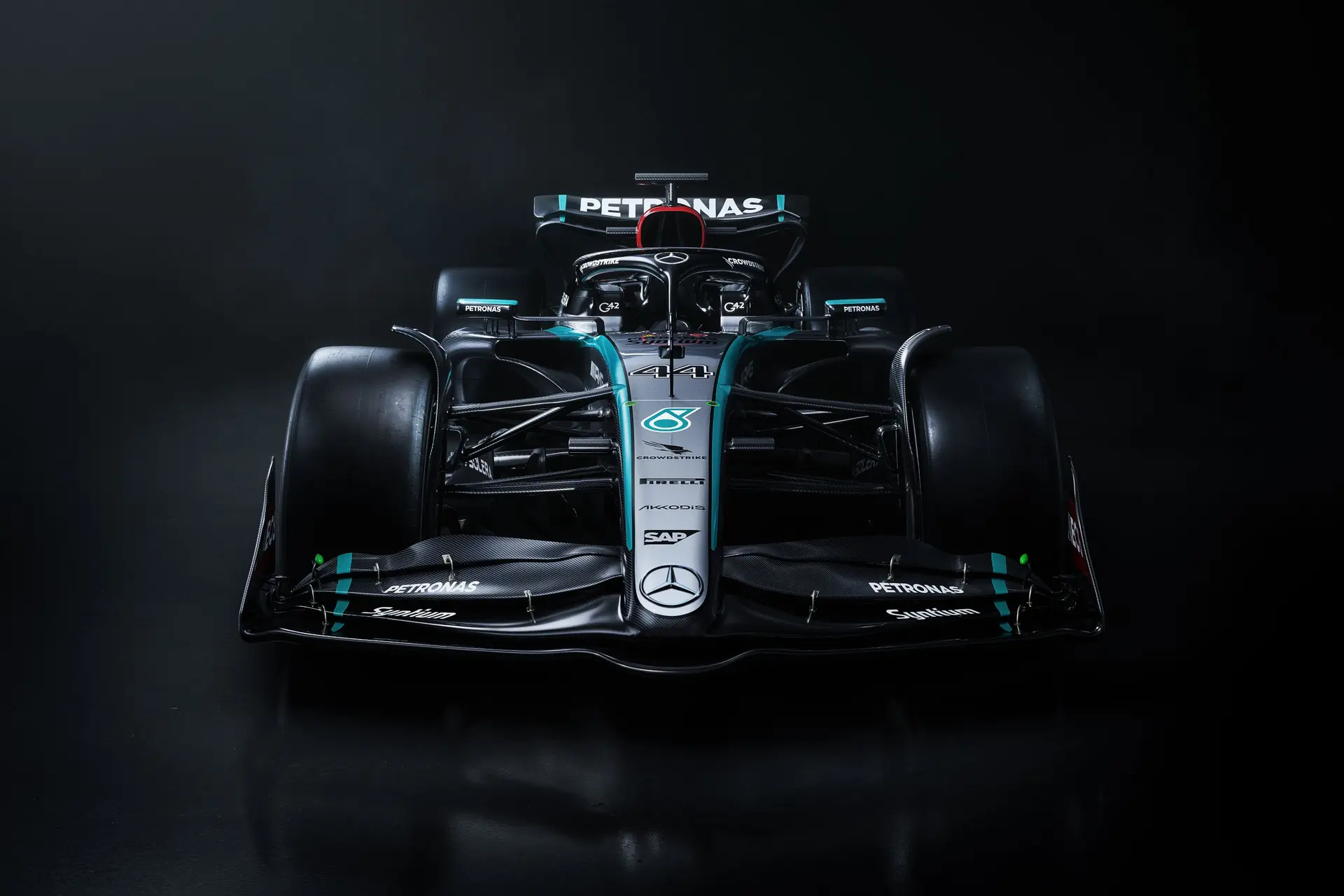 FOTO'S | Mercedes presenteert met W15 flink vernieuwde F1-bolide