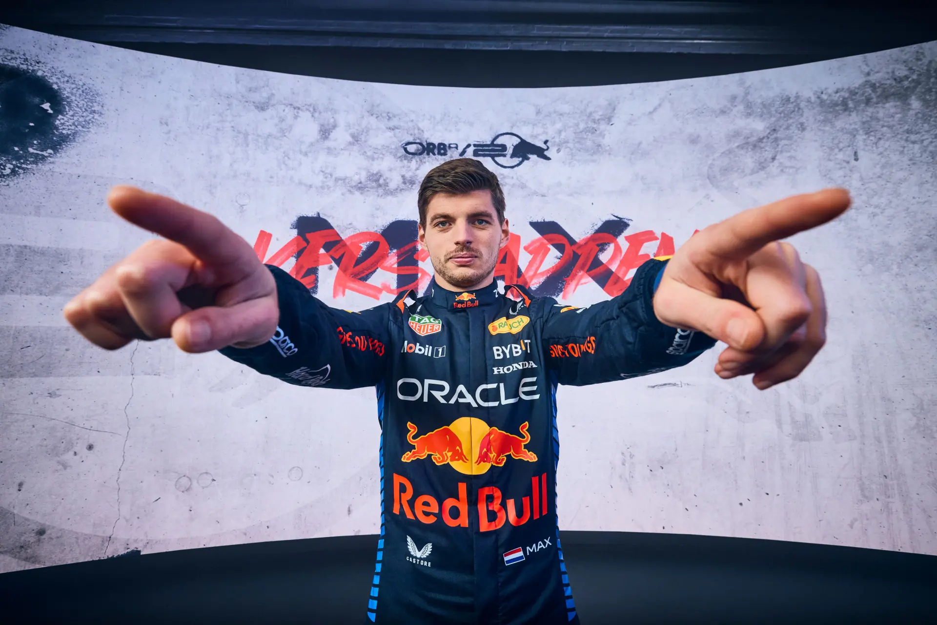 FOTO'S | Red Bull toont flink gewijzigde RB20 aan het publiek