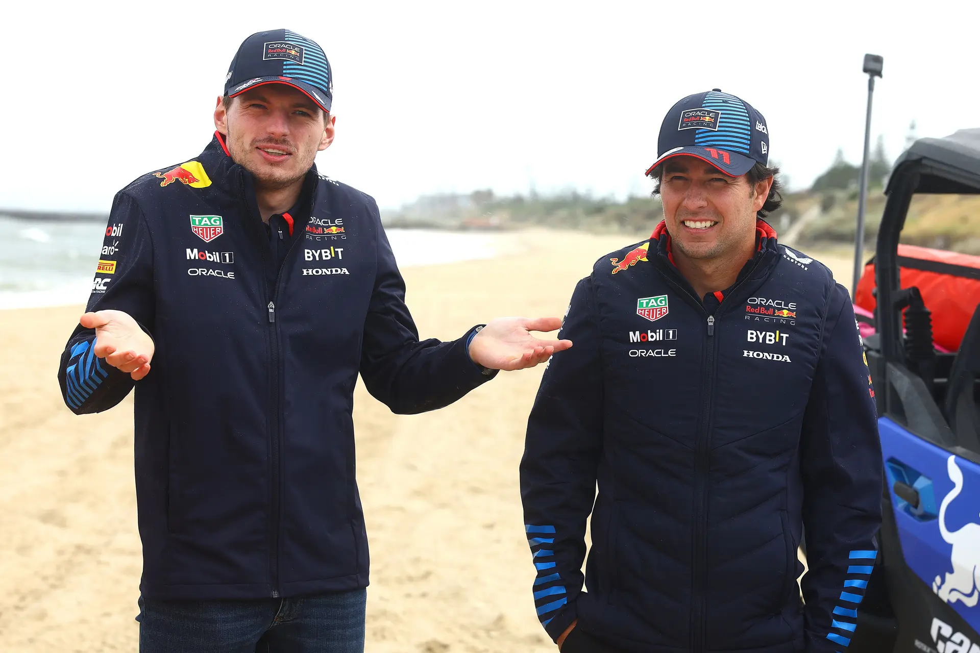 Verstappen gooit met een knipoog olie op het vuur: 'Ik? Bij Mercedes?'