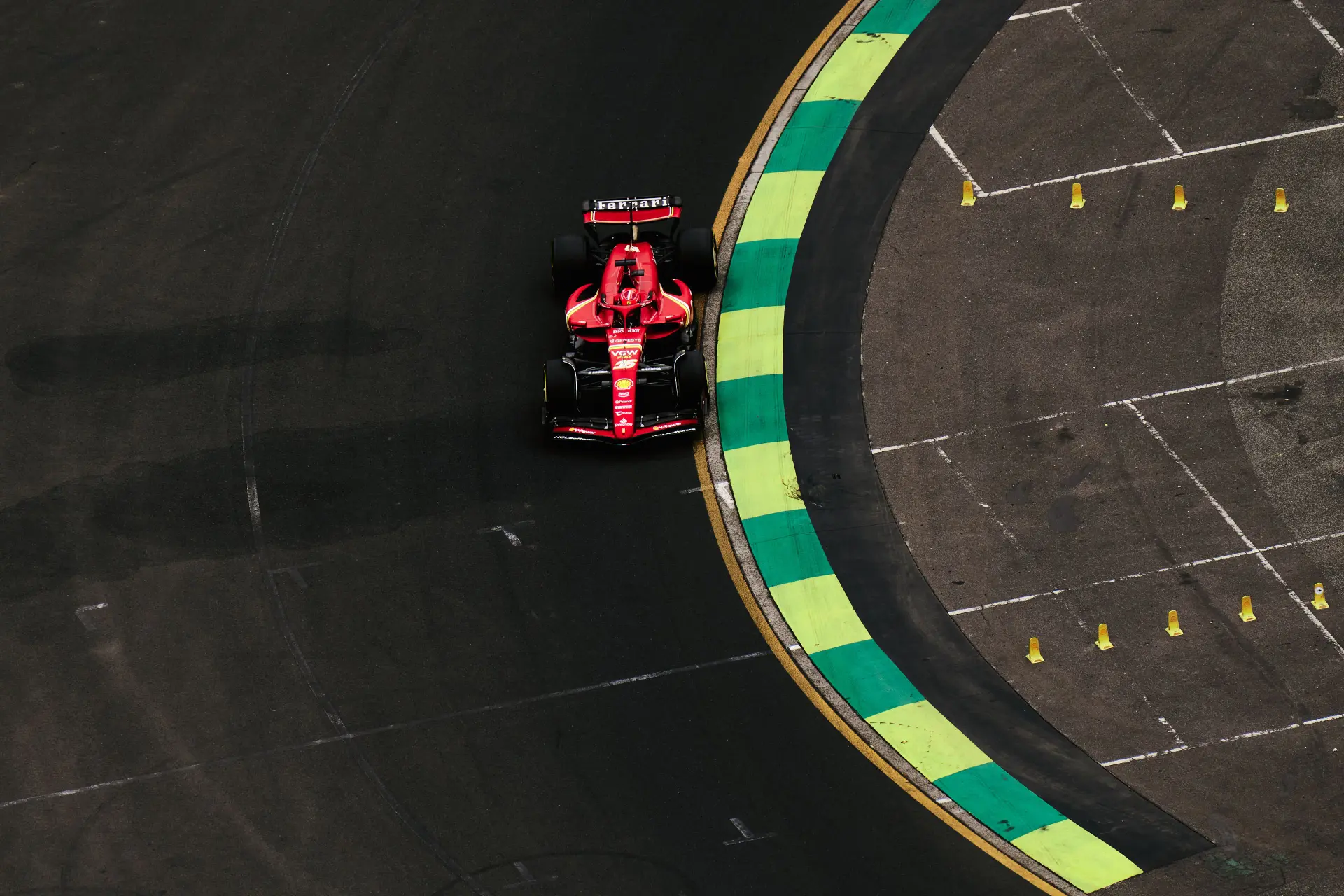 Doornbos ziet Ferrari Verstappen sparen: 'Daar verloor hij twintig kilometer per uur'