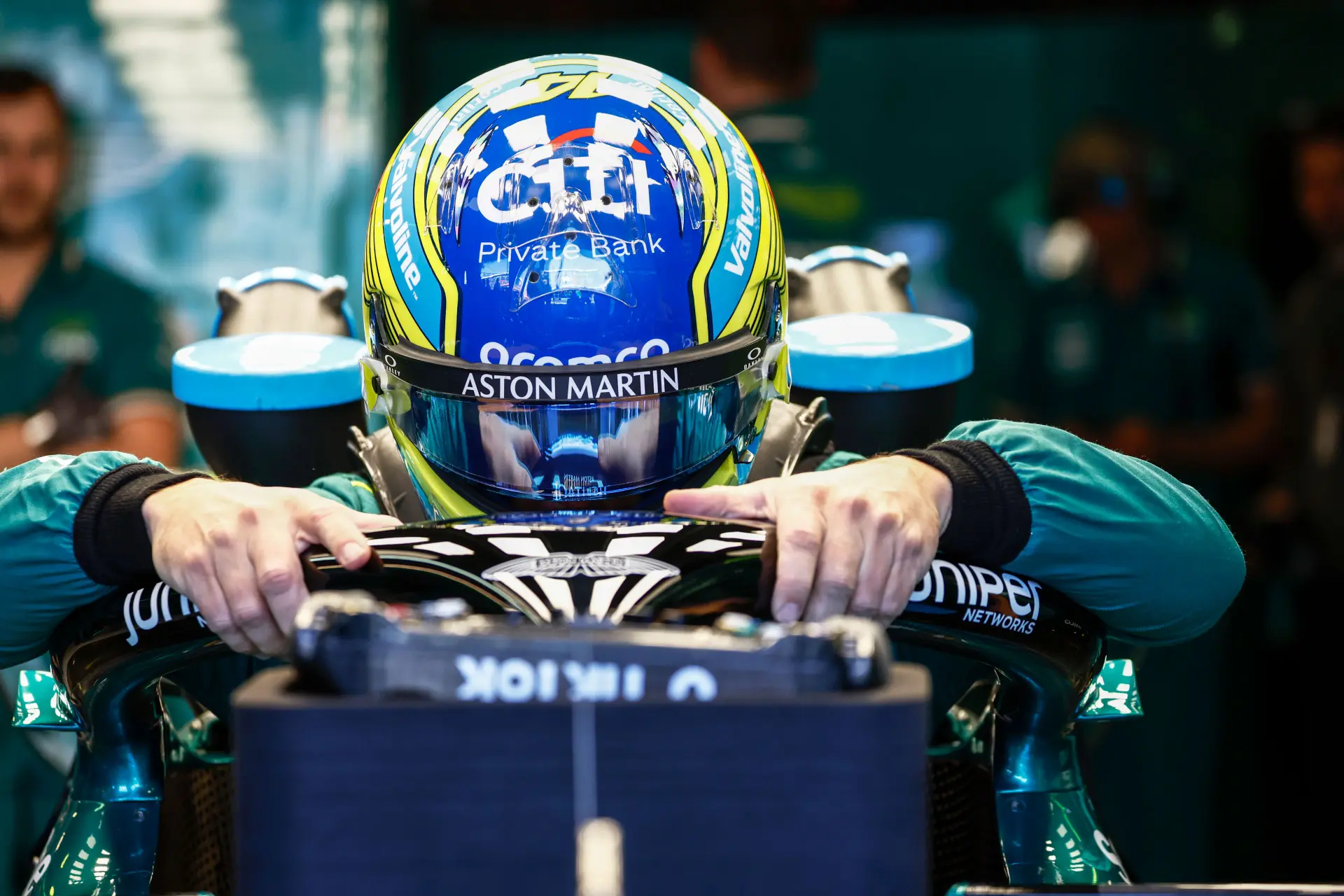 Alonso vol onbegrip na tijdstraf voor incident met Russell: 'Dit maakt deel uit van de autosport'