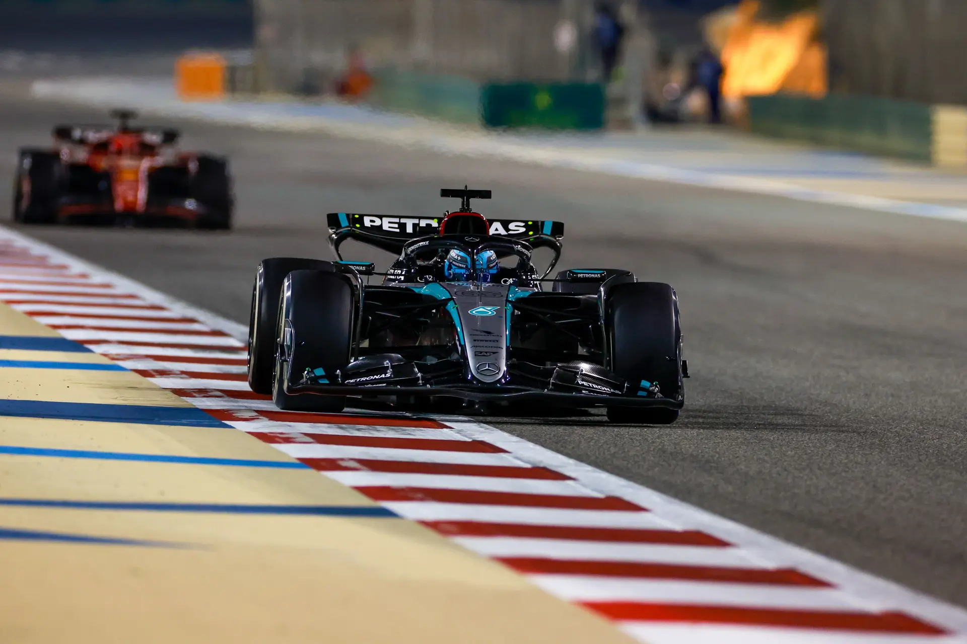 Russell is het niet helemaal met Hamilton eens: 'De auto's waren vergelijkbaar'