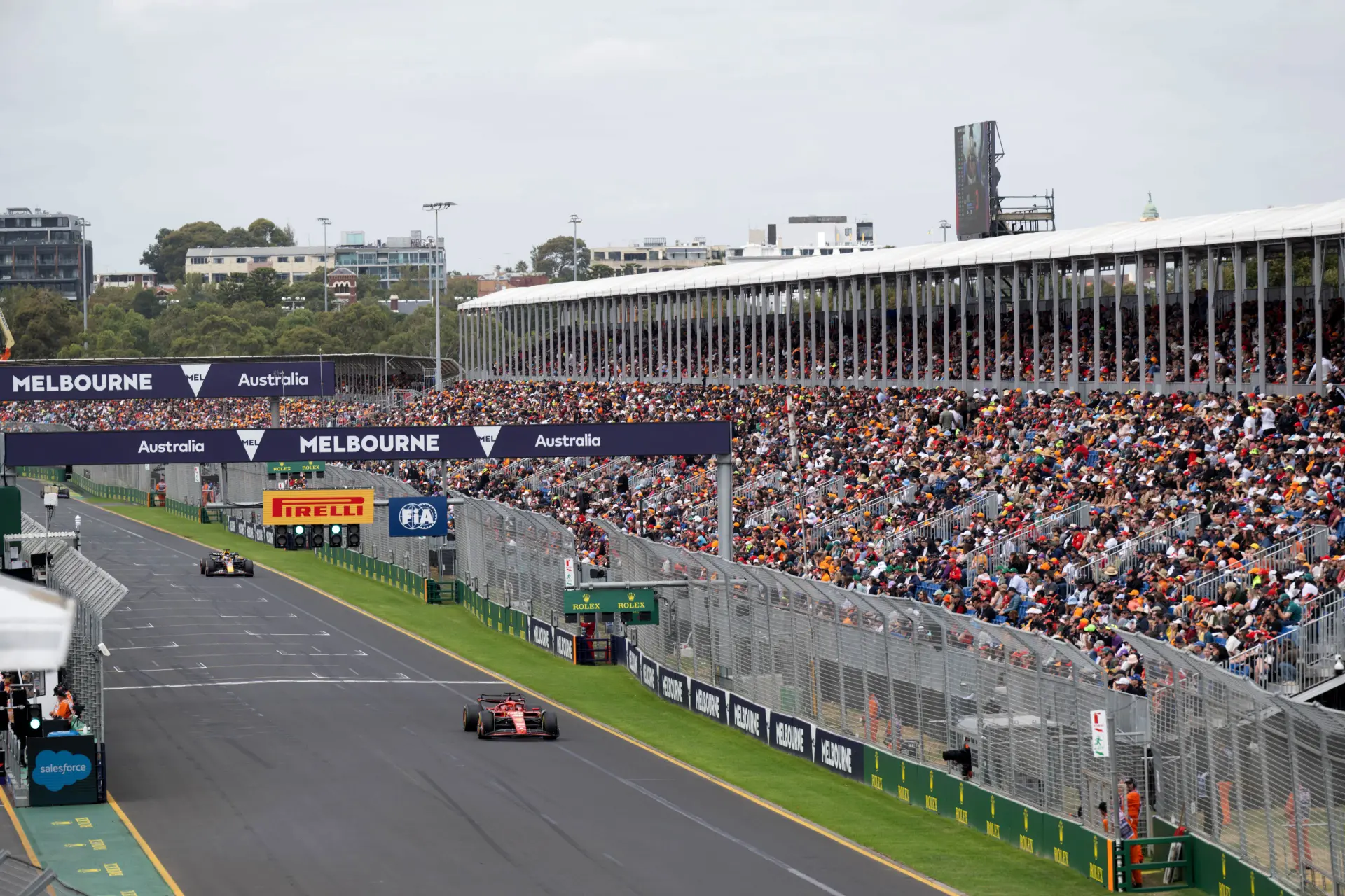 Boordradio's vrijdag GP Australië | Coureurs mogen hun rij-examen wel eens overdoen: 'Niemand kijkt in zijn spiegels'