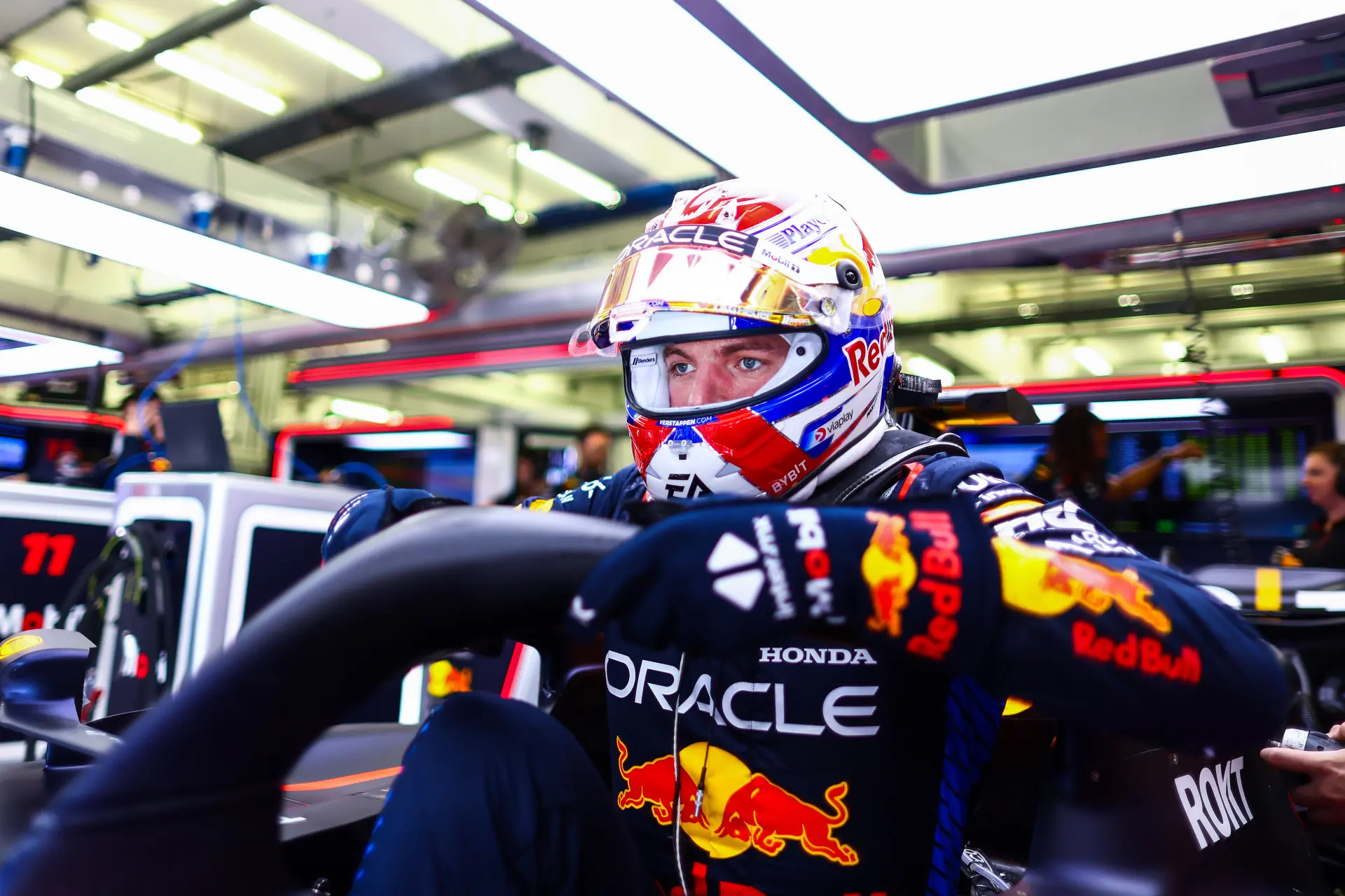 Verstappen blij met 'beter dan verwachte' kwalificatie, maar: 'Zag het potentieel van Ferrari'