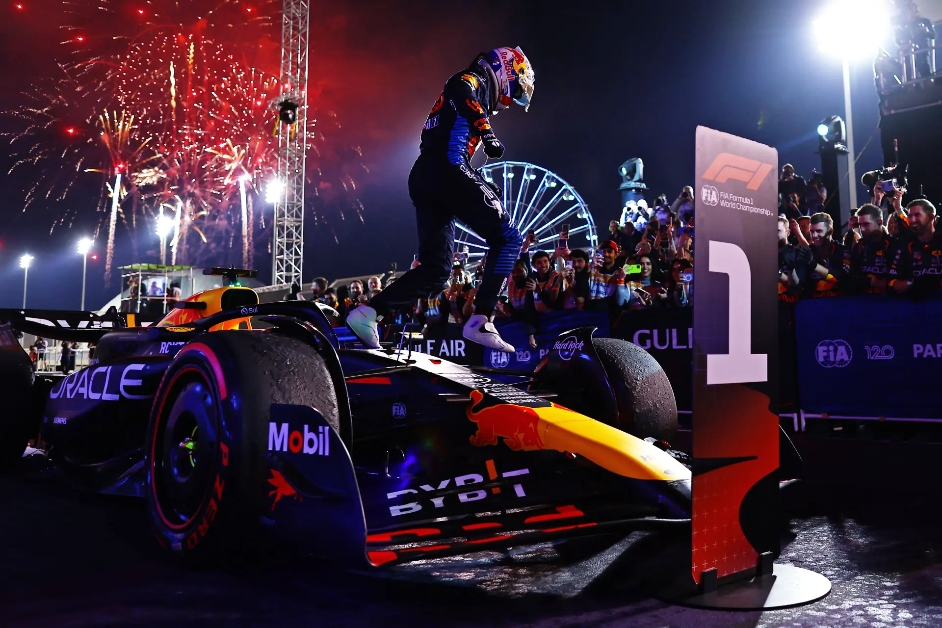 Hill onder de indruk van 'onvermoeibare' Verstappen: 'Het ging te makkelijk'