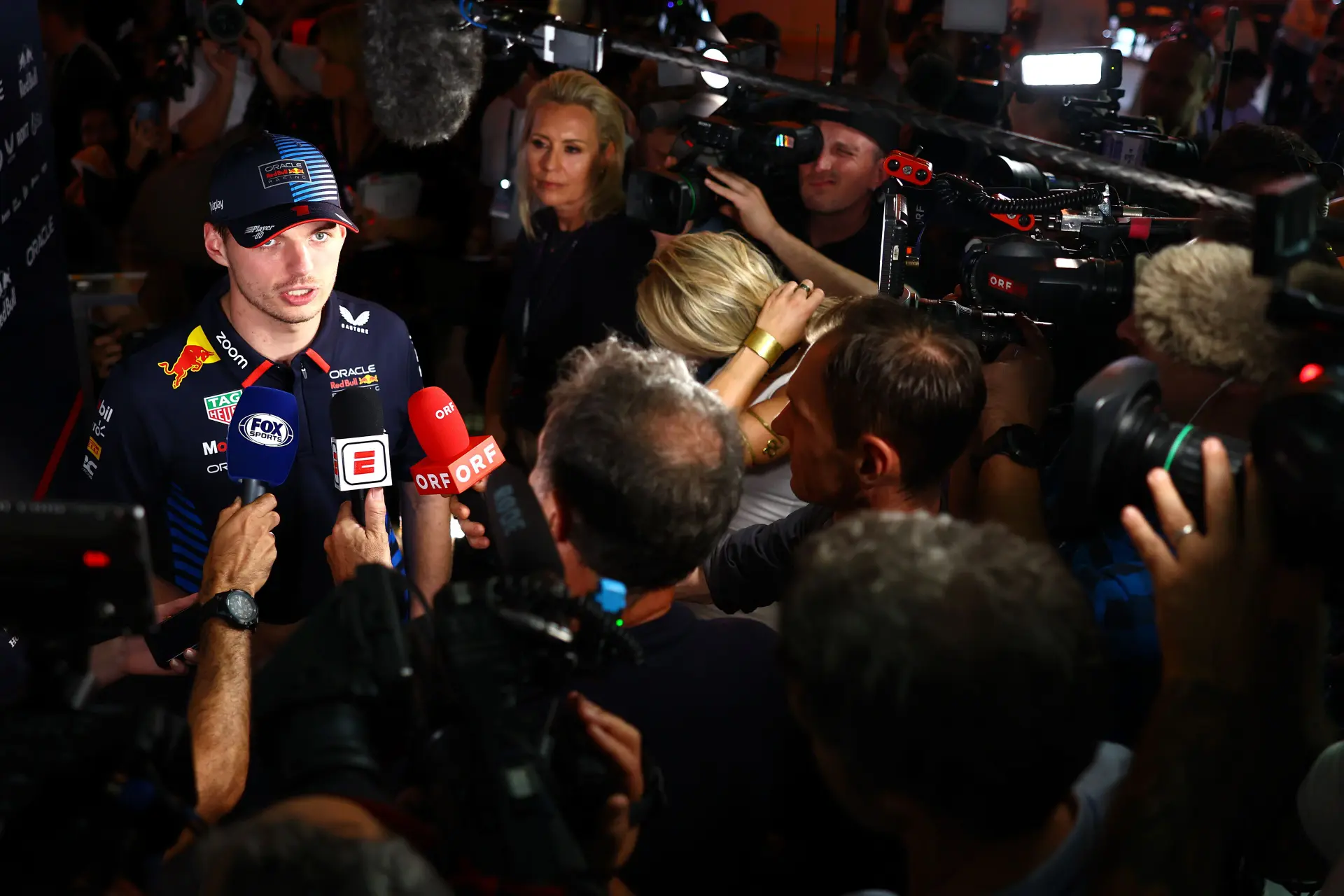 Verstappen reageert verbaasd bij interview: 'Ik ben er toch?'
