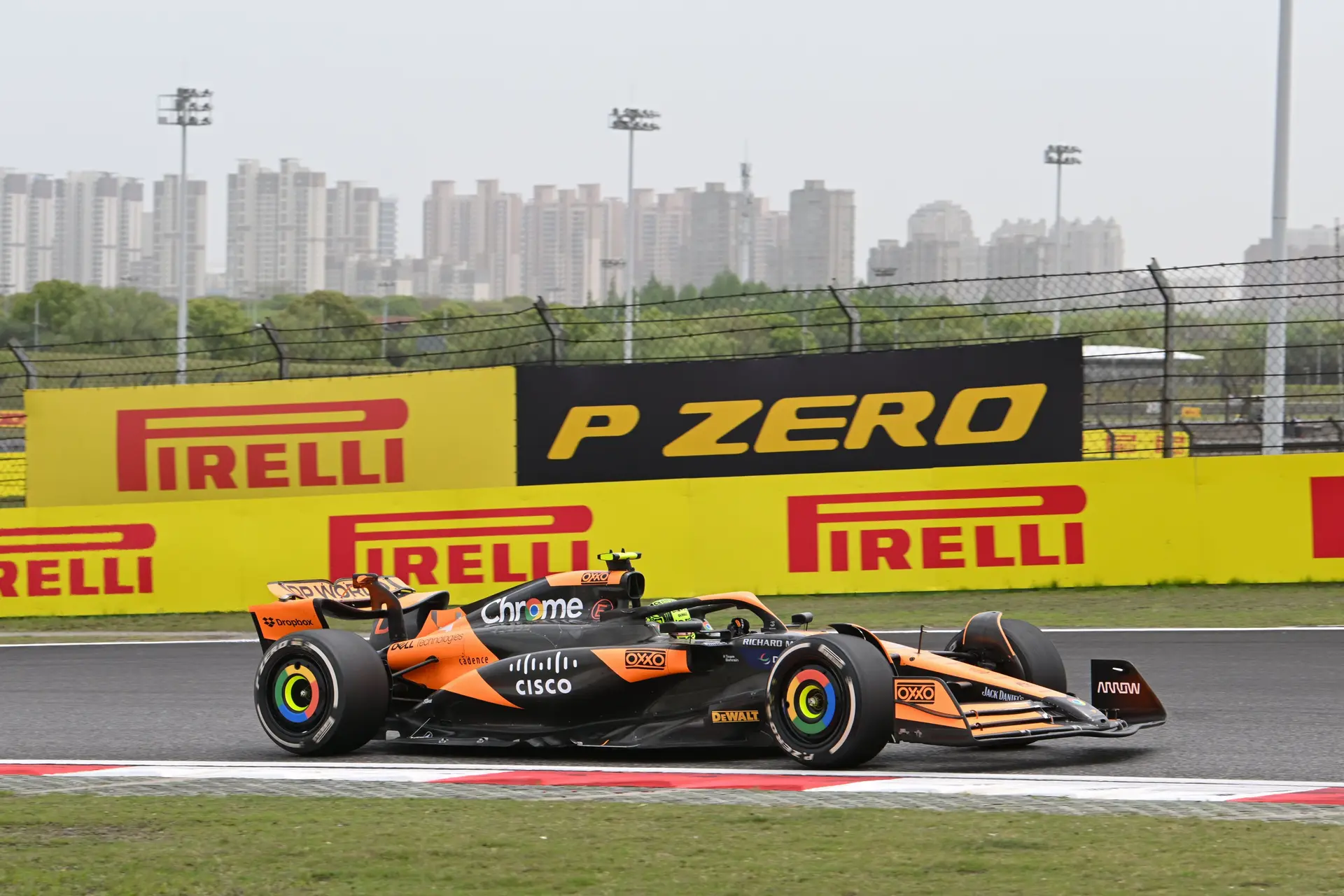 Startopstelling sprintkwalificatie GP China: volledige Britse eerste startrij, Verstappen pas op P4