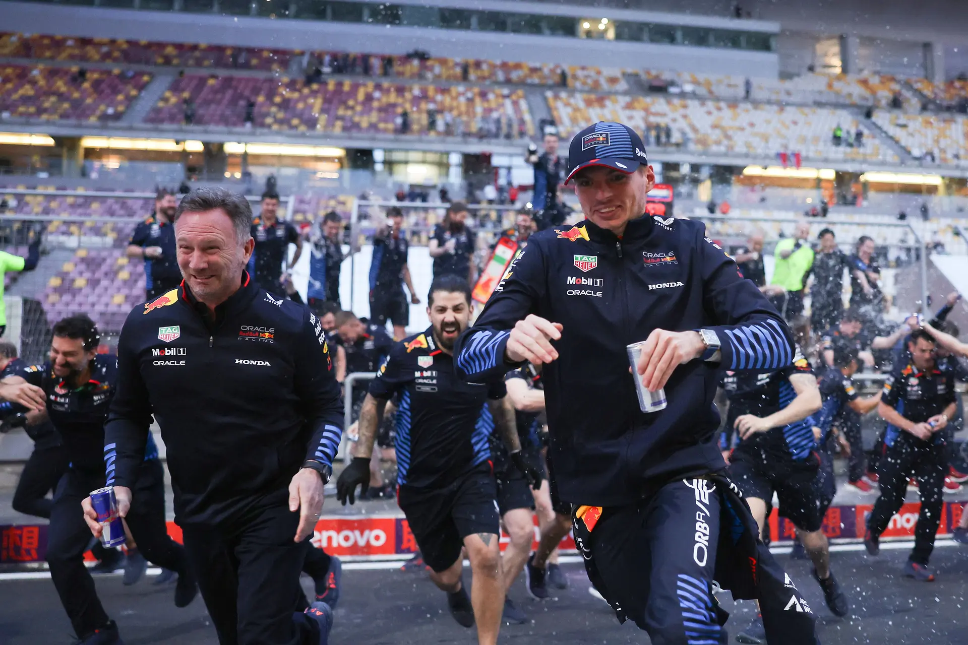Horner in de wolken met Verstappens resultaten: 'Hij lijkt van een andere planeet te komen'