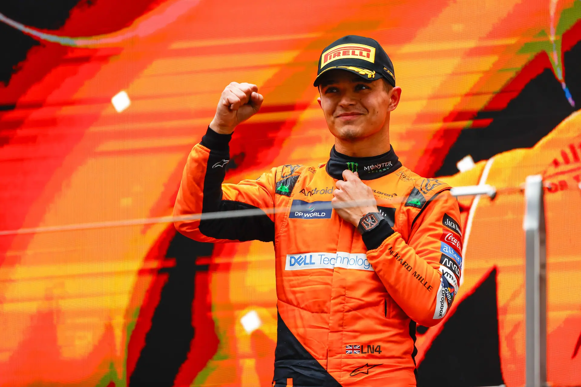 Bloedsnelle Norris pakt eerste zege dankzij mazzeltje in spektakelstuk, Verstappen tweede