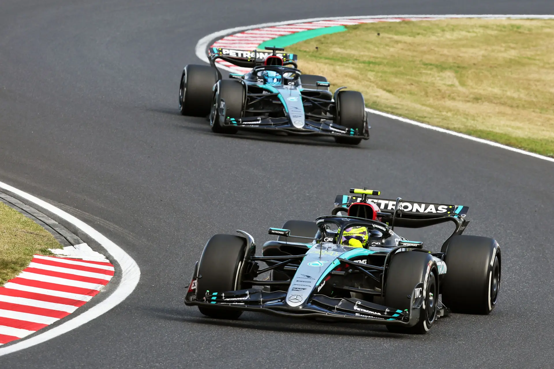 'Taxichauffeur' Hamilton wil vast om tafel: 'Met de naïevelingen die in de Mercedes-raket geloofden'
