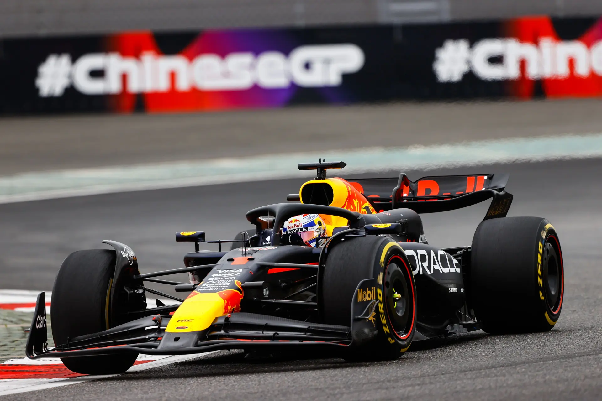 Windsor sneert naar Mercedes in duel met Verstappen: 'Een van de meest zinloze boordradio's ooit'
