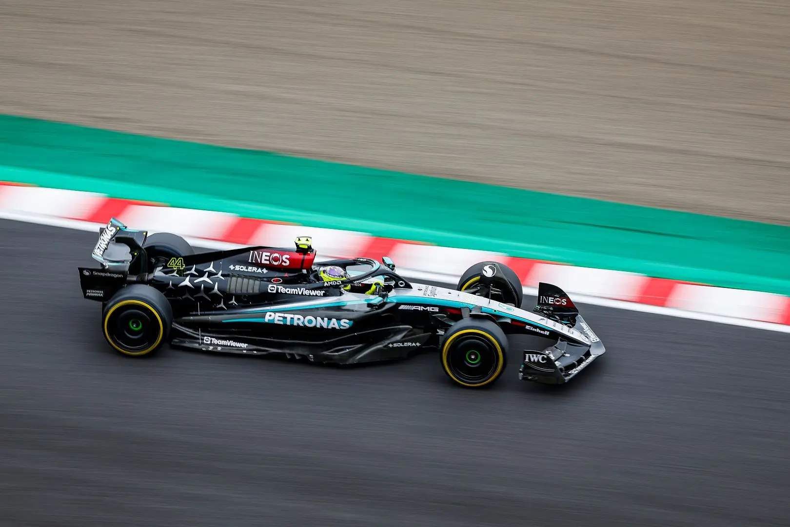 Pirelli reageert op kritiek Mercedes-coureurs: 'Regelwijziging mede door teams goedgekeurd'