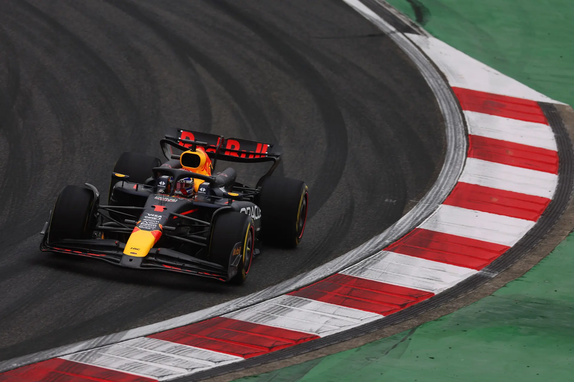 Verstappen lacht om overmoed concurrentie: 'Ik dacht: veel succes dan!'