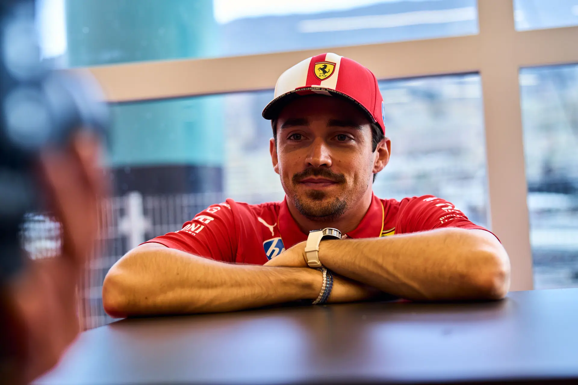 Verslag VT2 | Leclerc speelt in zijn speeltuin met de concurrentie, Verstappen stuitert naar P4