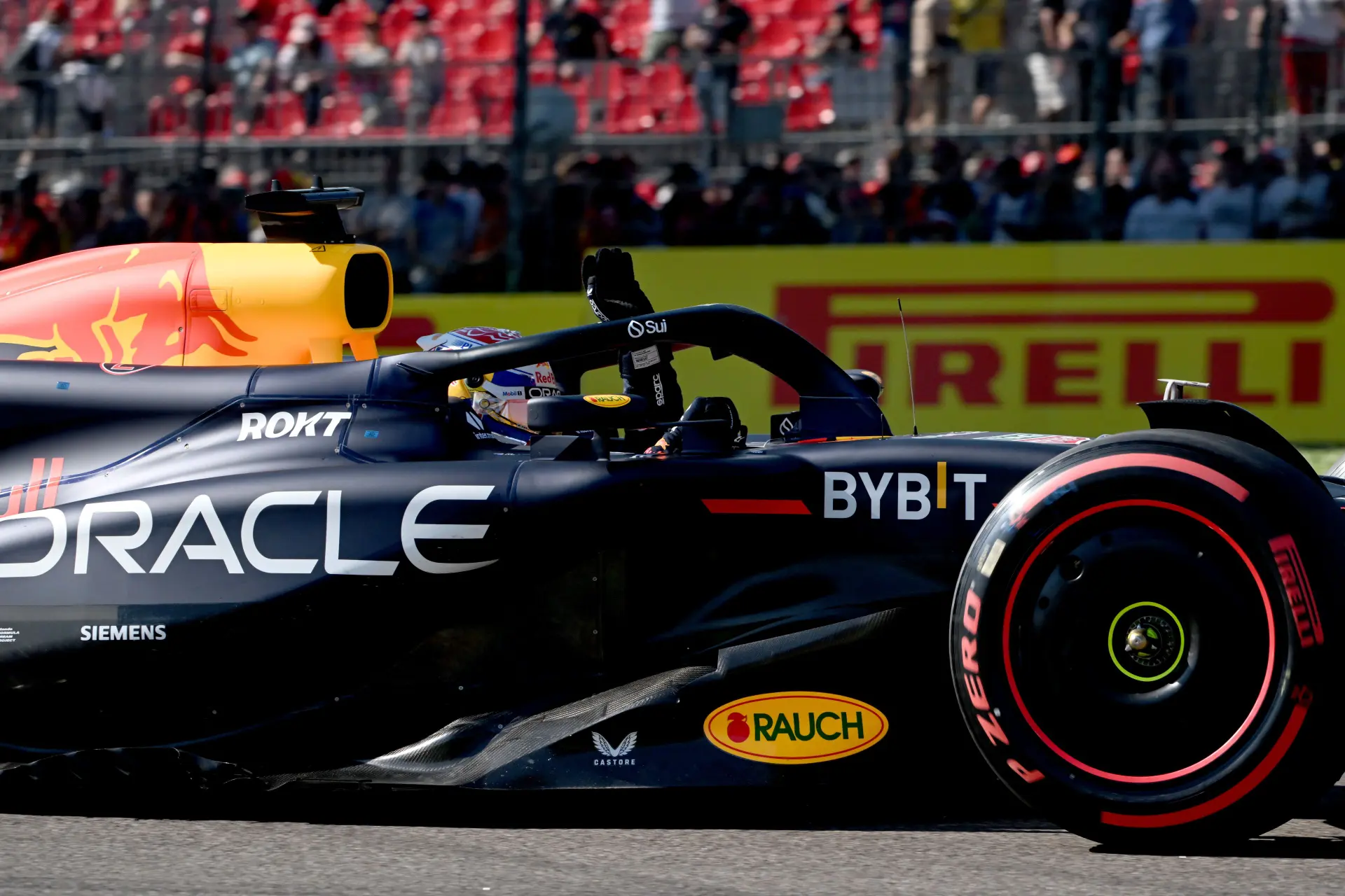 Verstappen slaat aanval van bloedsnelle Norris af, Pérez op zeer grote achterstand