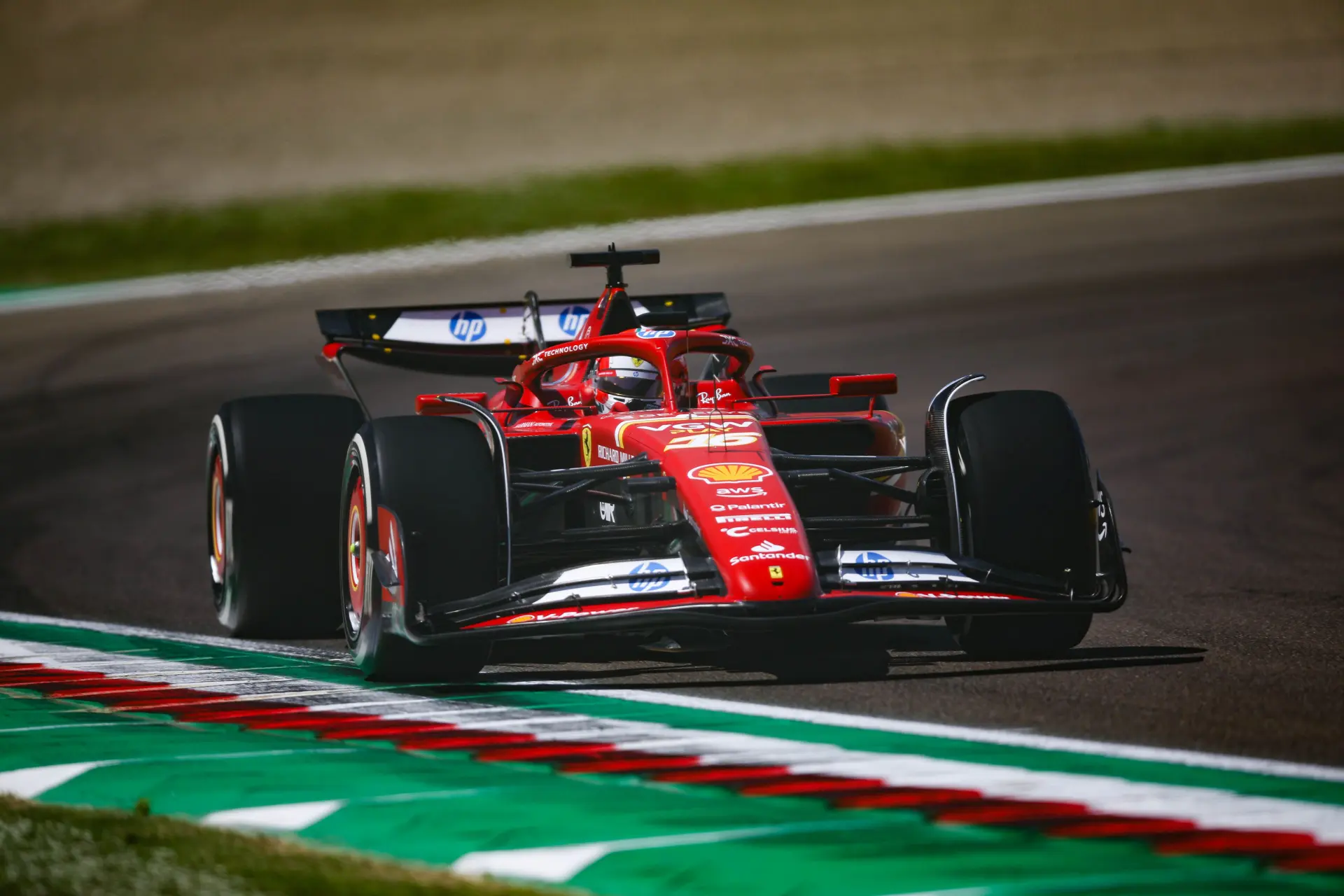 Verslag VT2 | Vier teams in de top vier met Leclerc weer bovenaan, Red Bull de grote afwezige