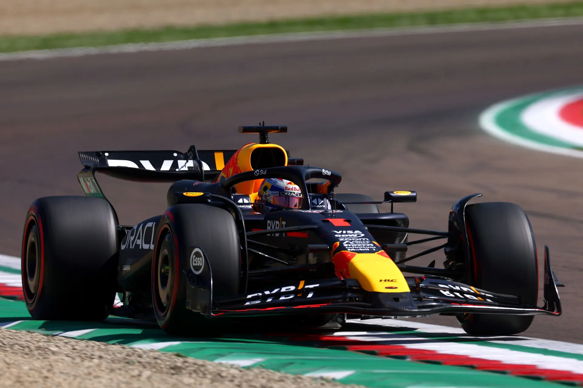 Verstappen heeft overal een antwoord op: 'Ik moest hem nog even in een drift gooien'