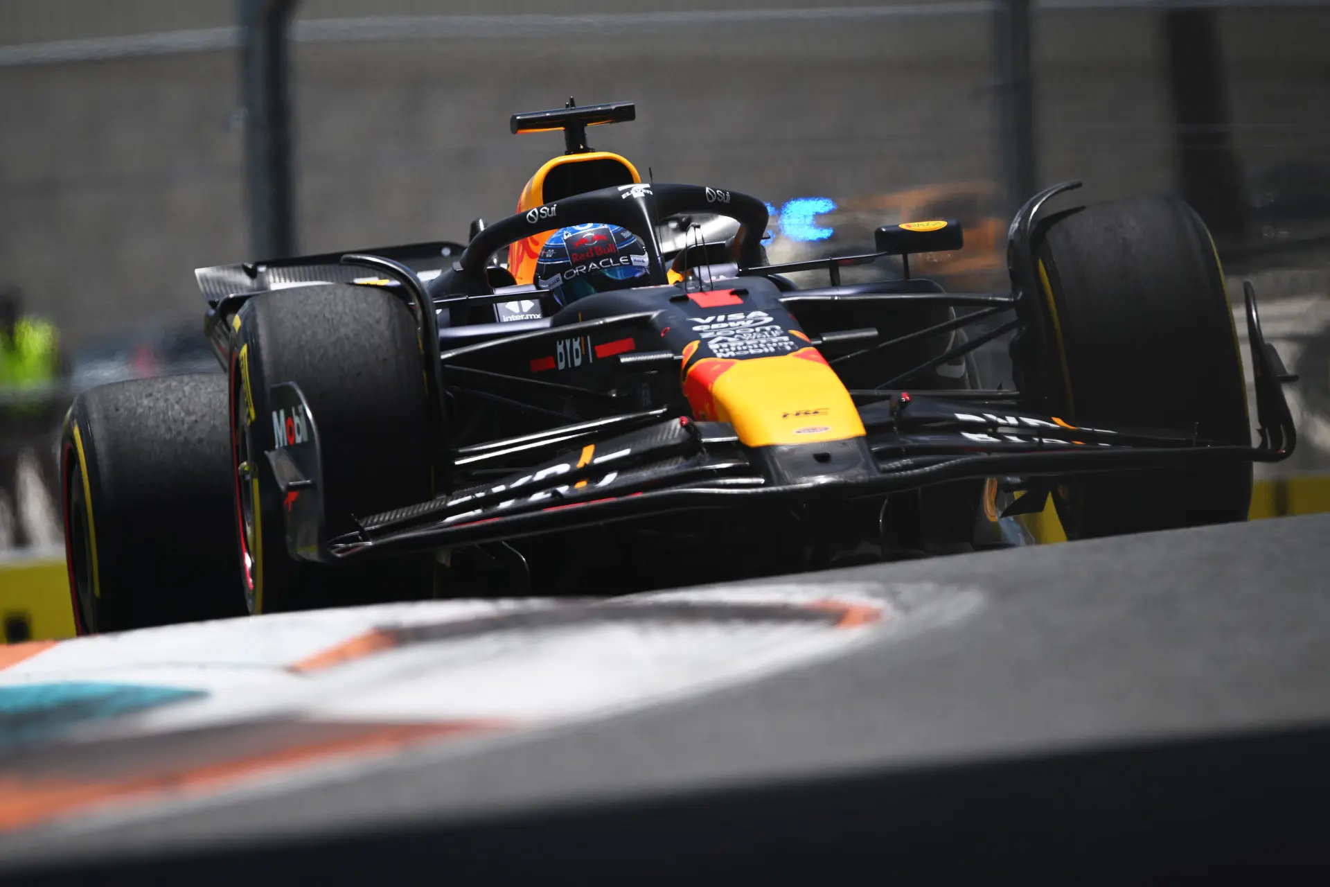 Verstappen lacht om opmerking van Van Buren: 'Dan heeft hij gelogen, hoor!'