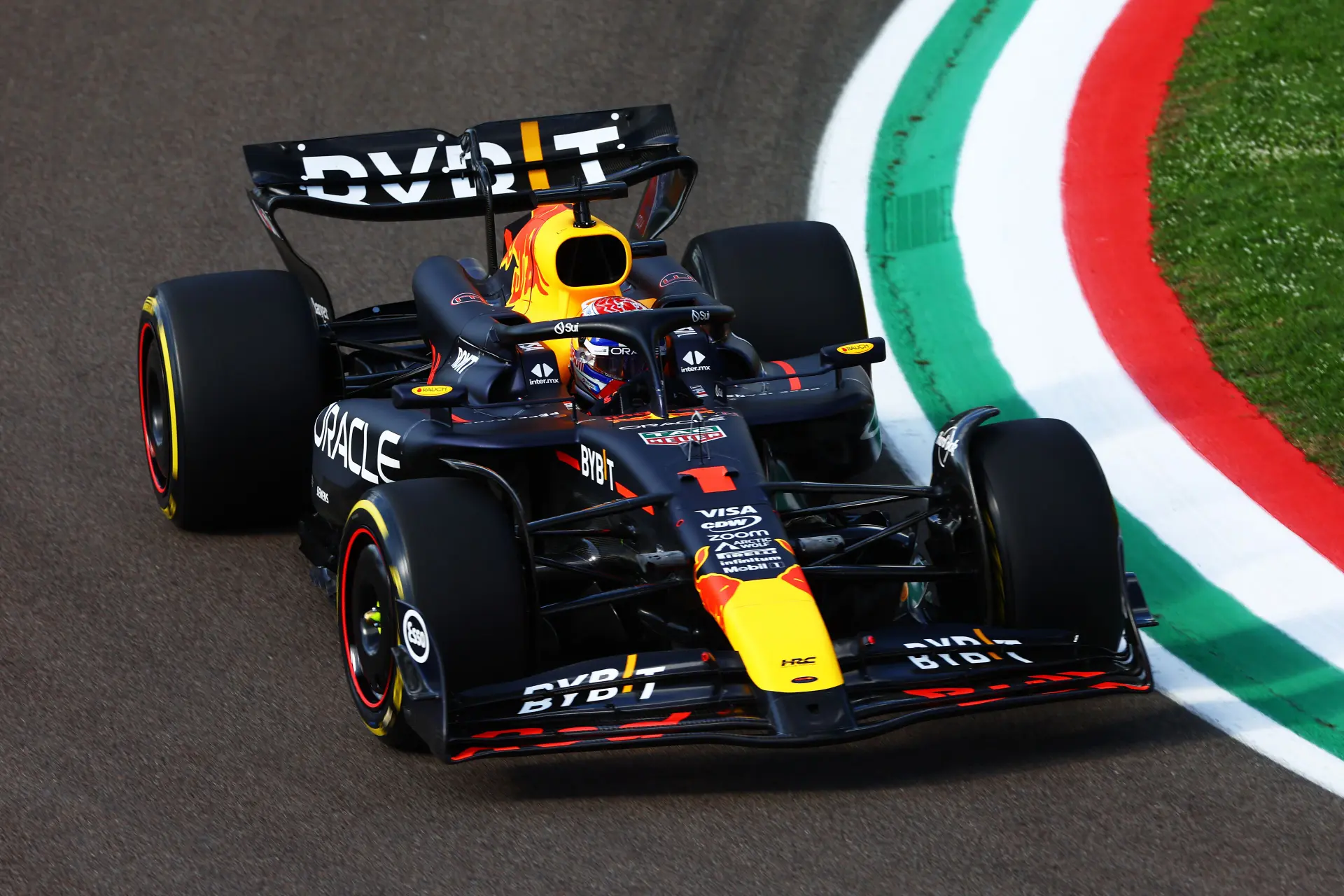 Verstappen deelt mokerslag uit, en evenaart oude records van Senna en Prost met nieuwe poleposition