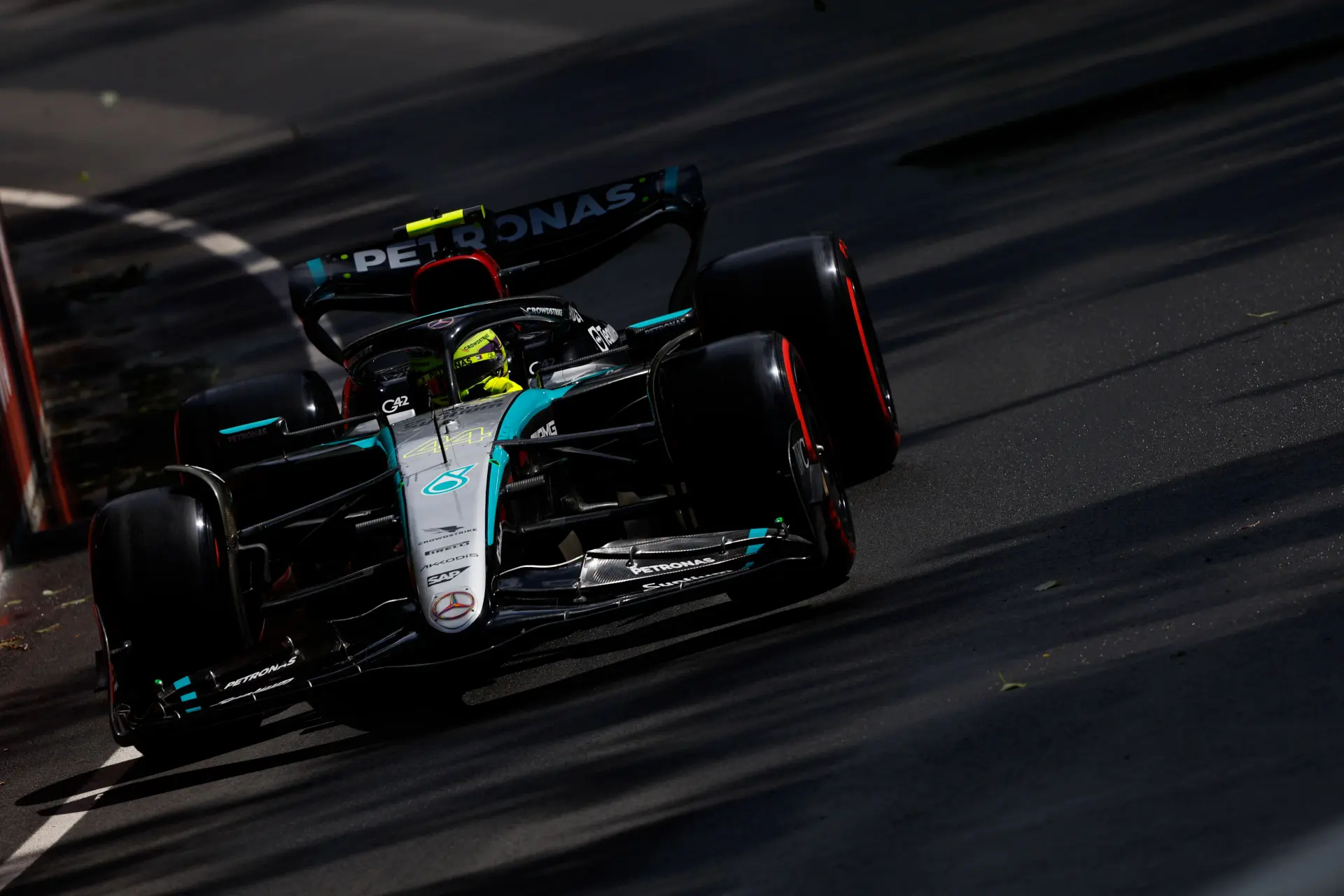 Hamilton staat voor een mysterie: 'Mijn voorsprong van een halve seconde was weg'