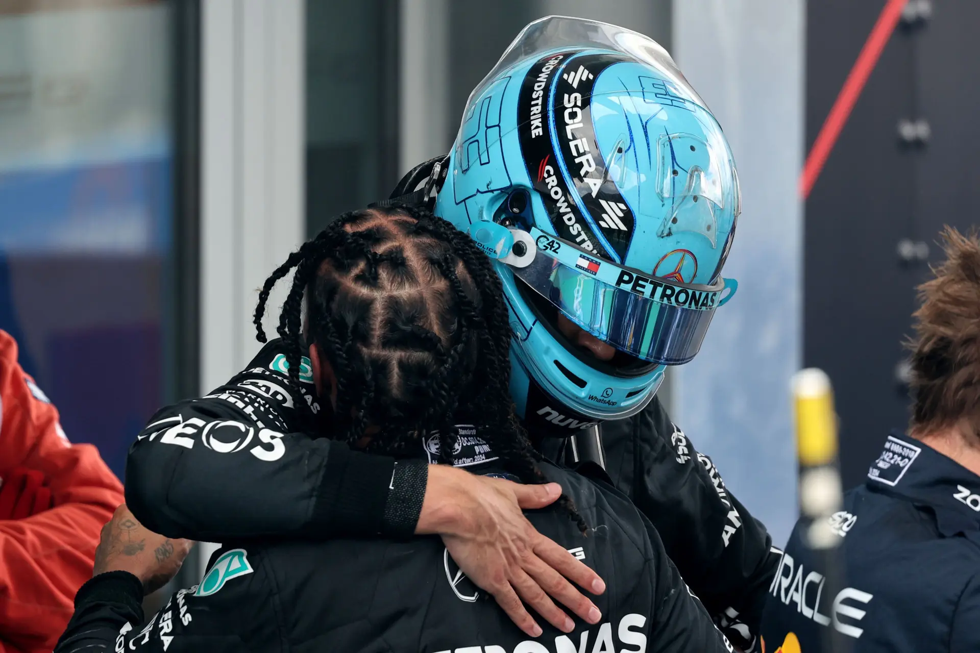 Verstappen en Norris met schade in waanzinnig duel, Russell profiteert in Oostenrijk