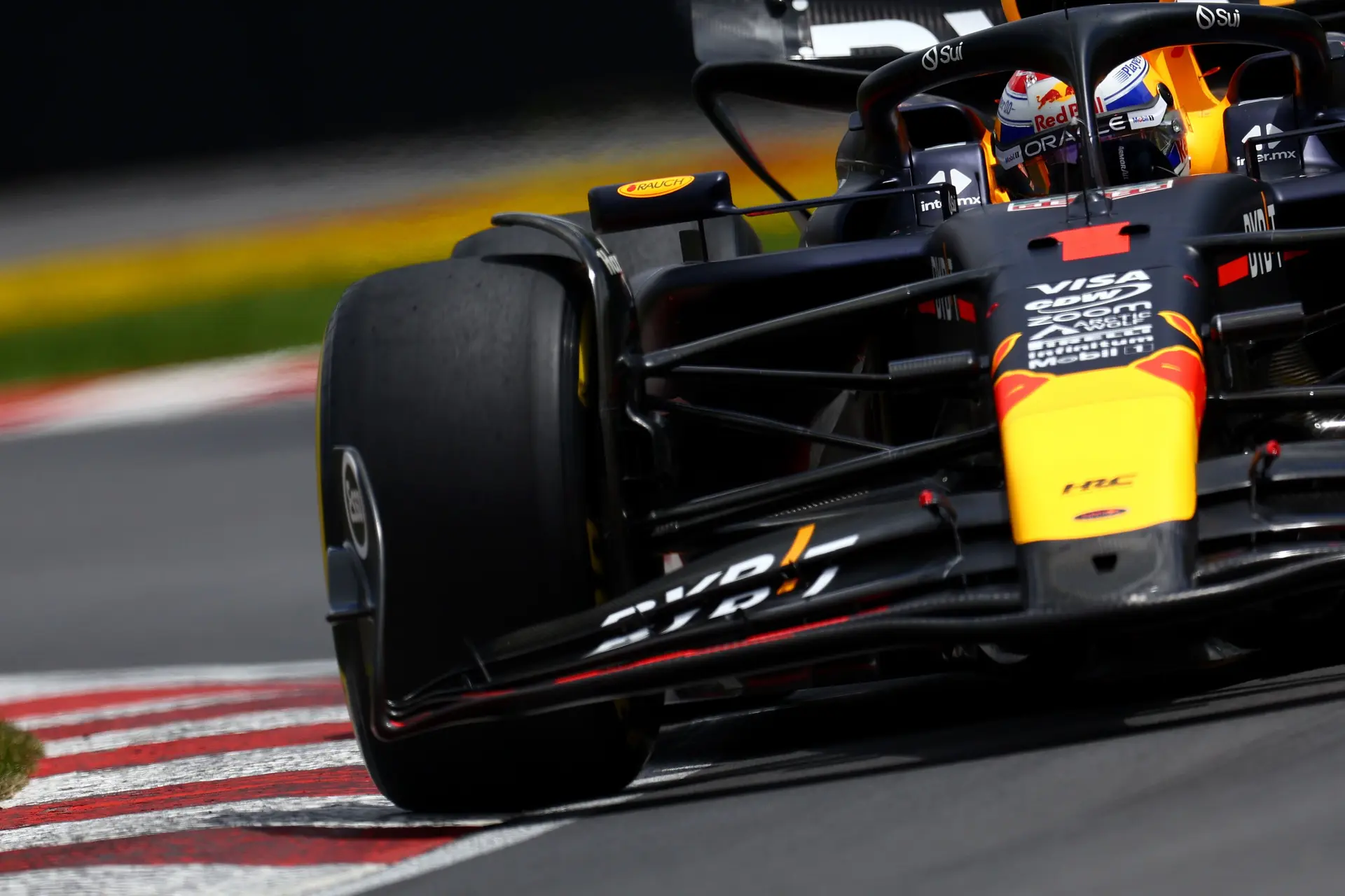 Verstappen opgelucht: 'Ik ben wel blij dat het Mercedes is en niet Ferrari'